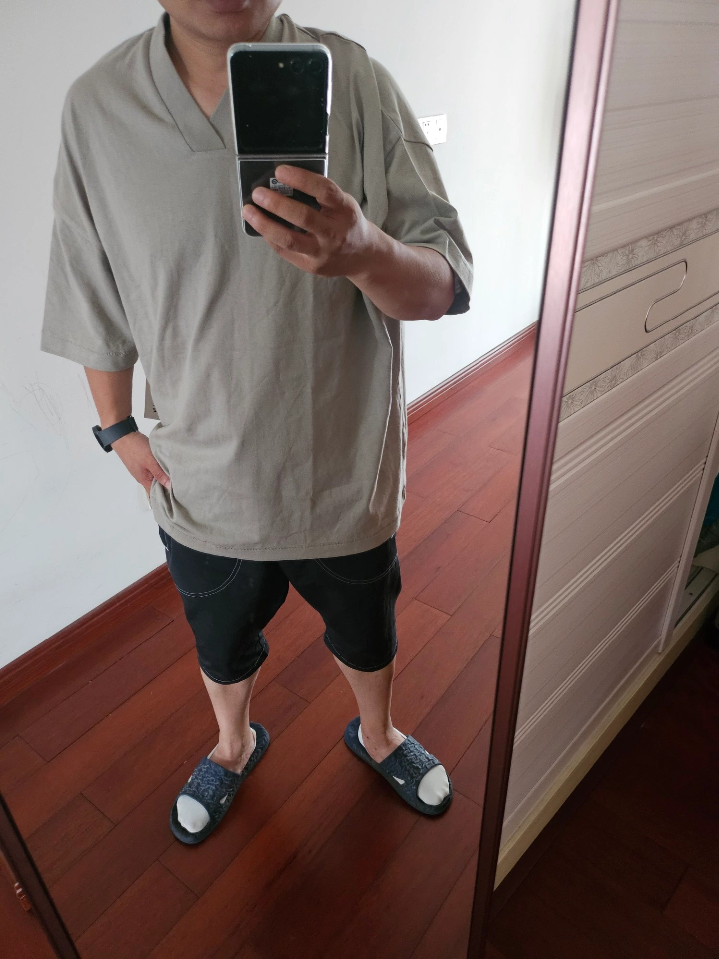 custom review-Fear of God Essentials SS24 Drop2 V-Neck T-Shirt T-Shirt Men's Grey Turn