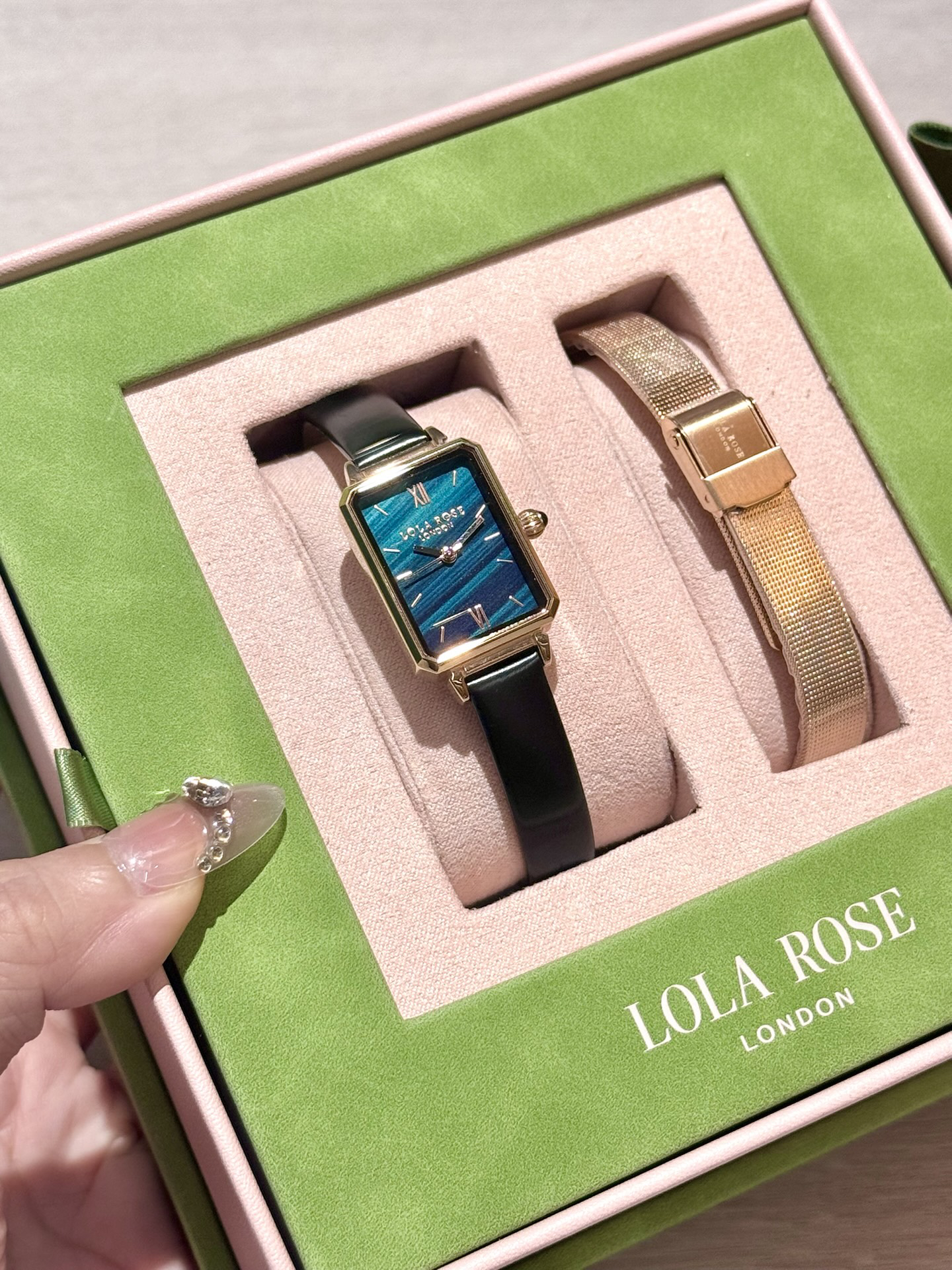 了
我还很喜欢这个礼盒的配色
真的很有春日的气息～
lolarose手表