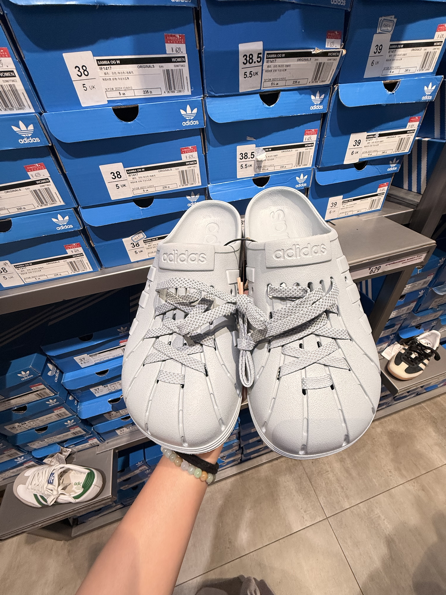 阿迪达斯胖头拖鞋丑萌丑萌的