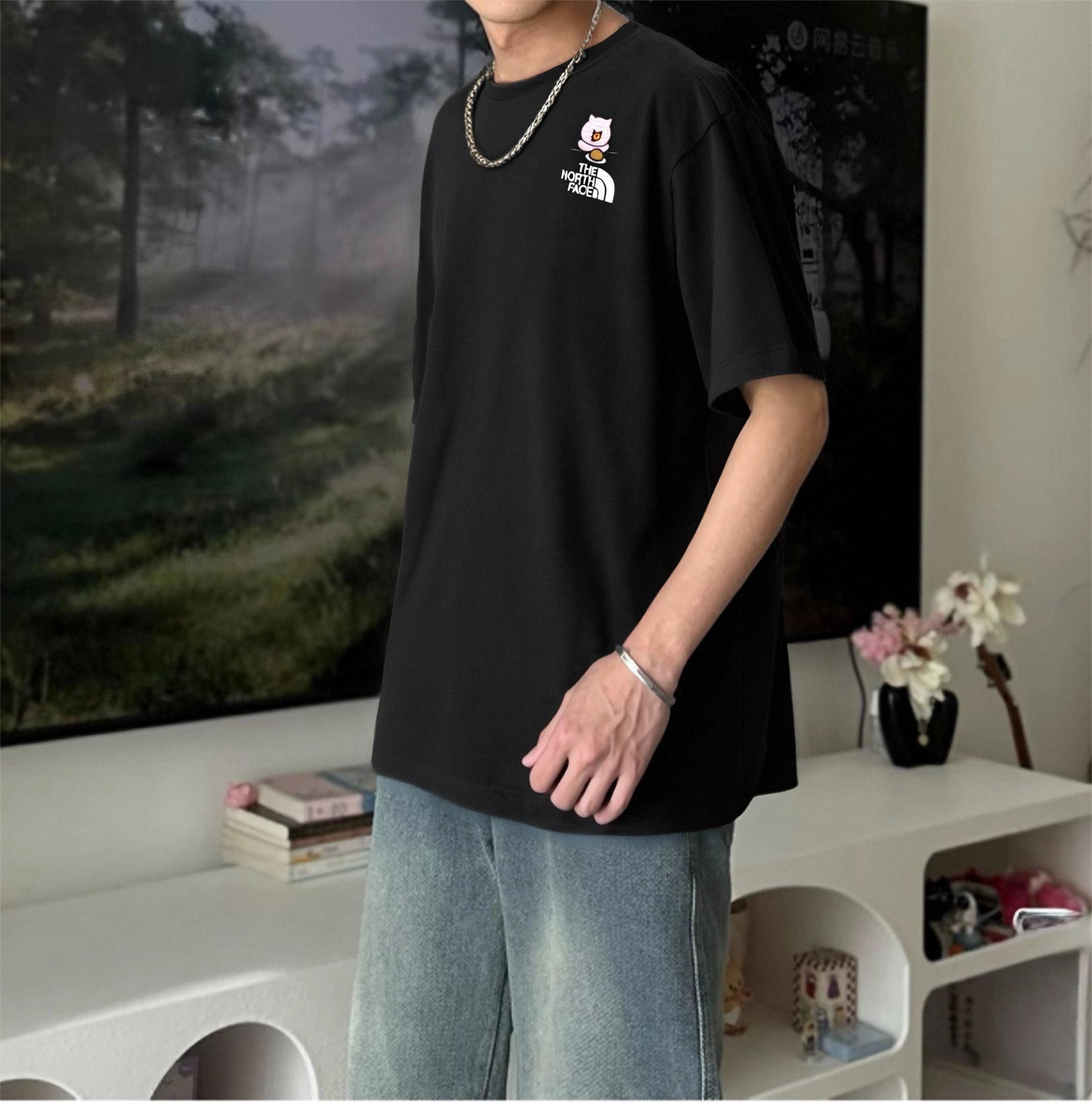 穿上还挺帅的
#衣柜里不能少的简约短袖 #甜酷男生宝藏短袖 #酷飒男