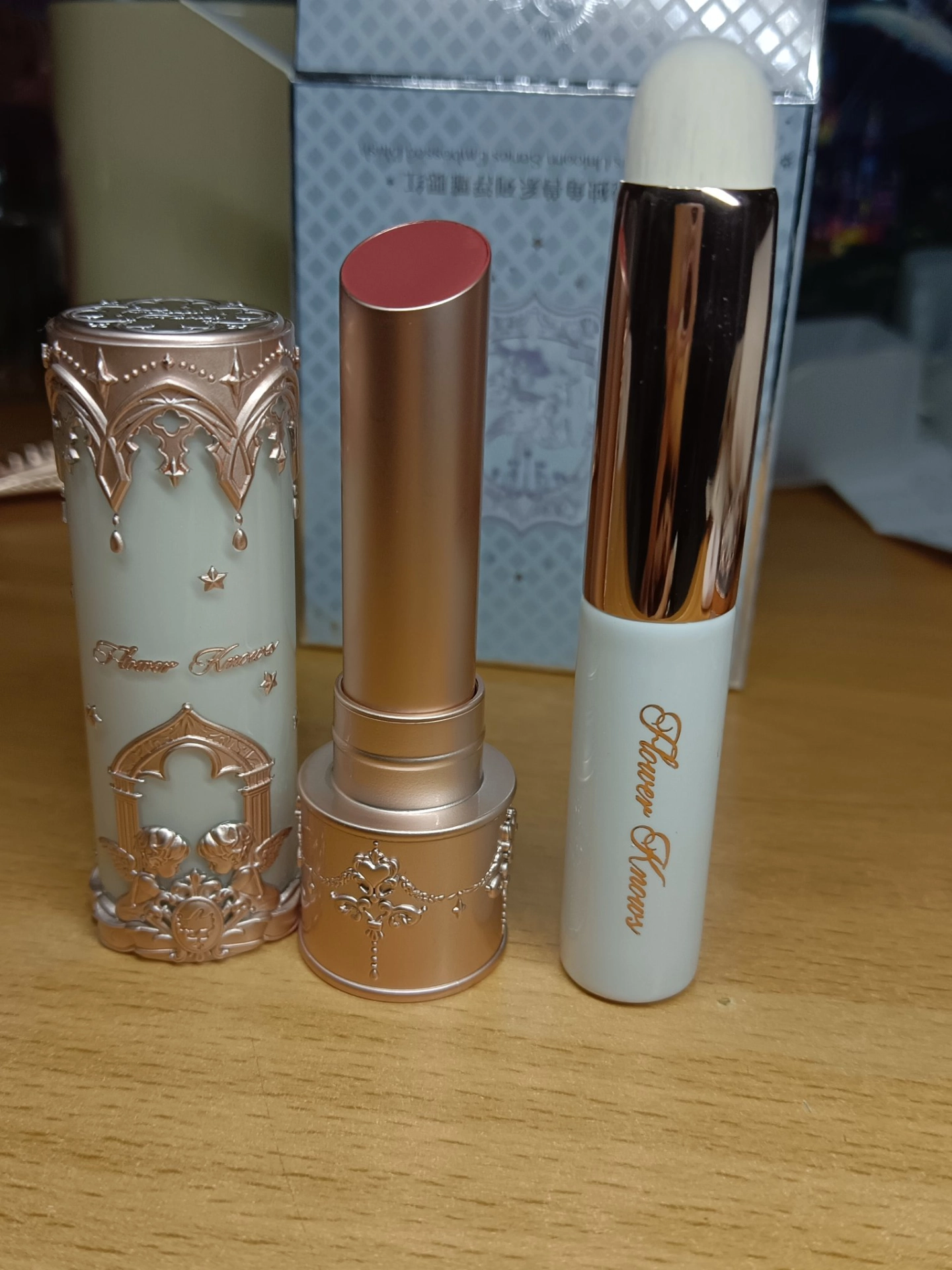 口红已经是第二次购入了,涂上嘴非常细腻丝滑,腮红颜色也非常好看,显