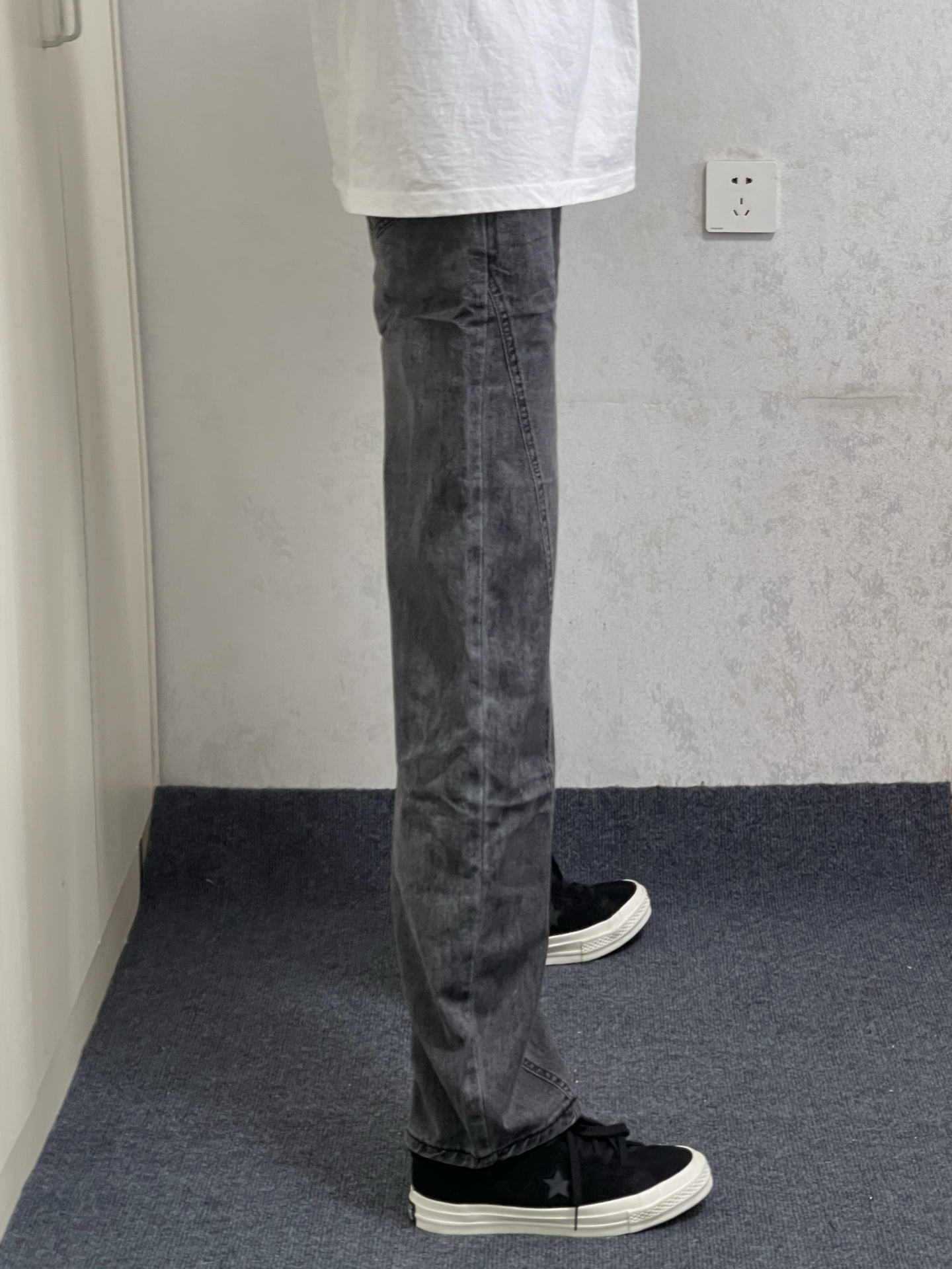 烟灰色牛仔裤搭配匡威yyds呀!