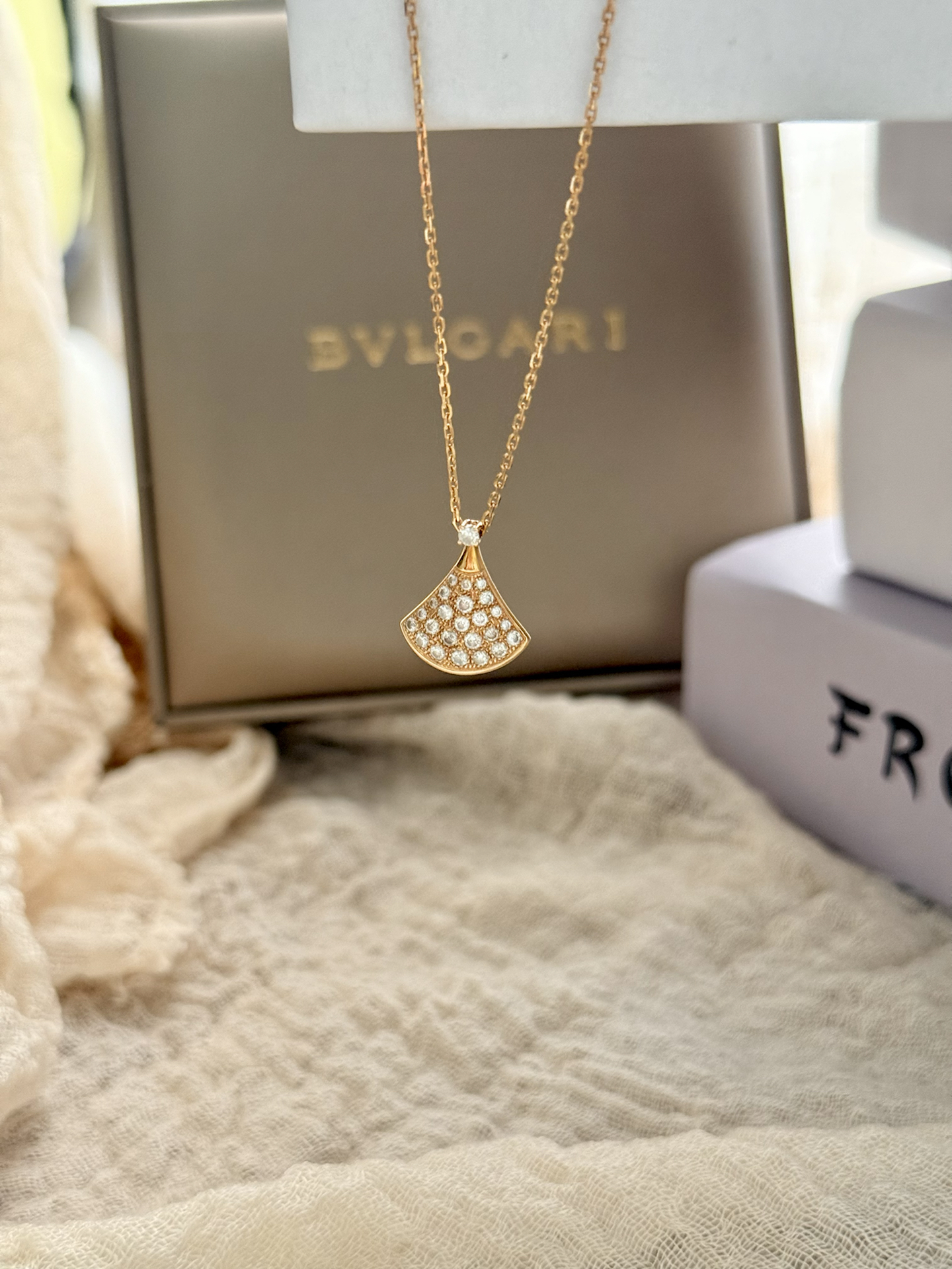 ✨露锁骨的季节!宝格丽玫瑰金满钻小裙子项链绝了