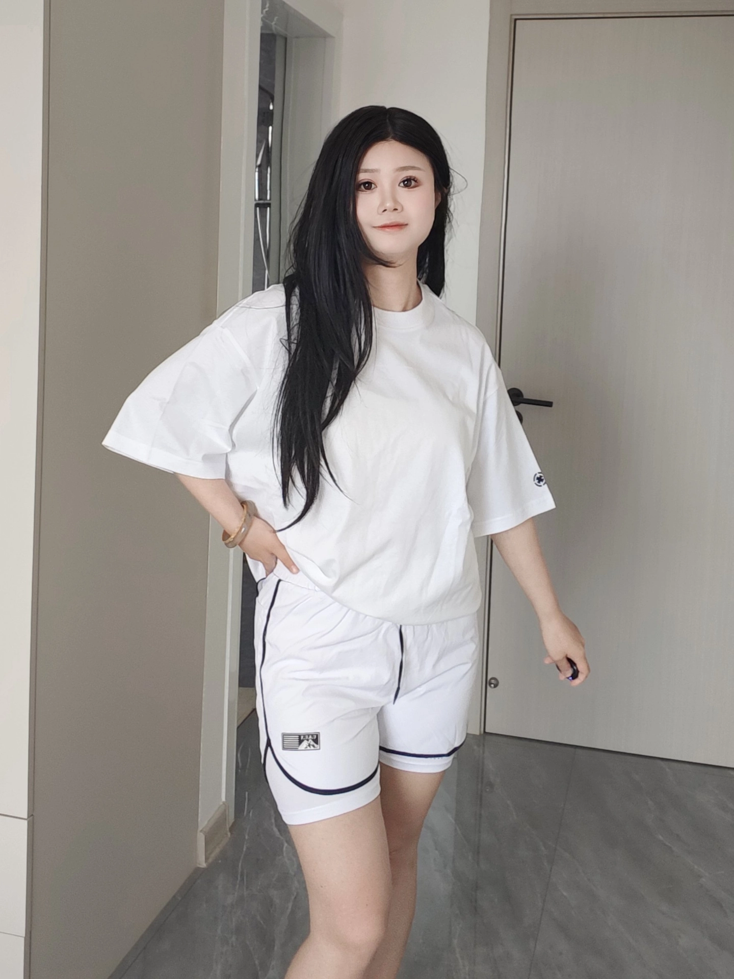 白色运动短裤穿搭