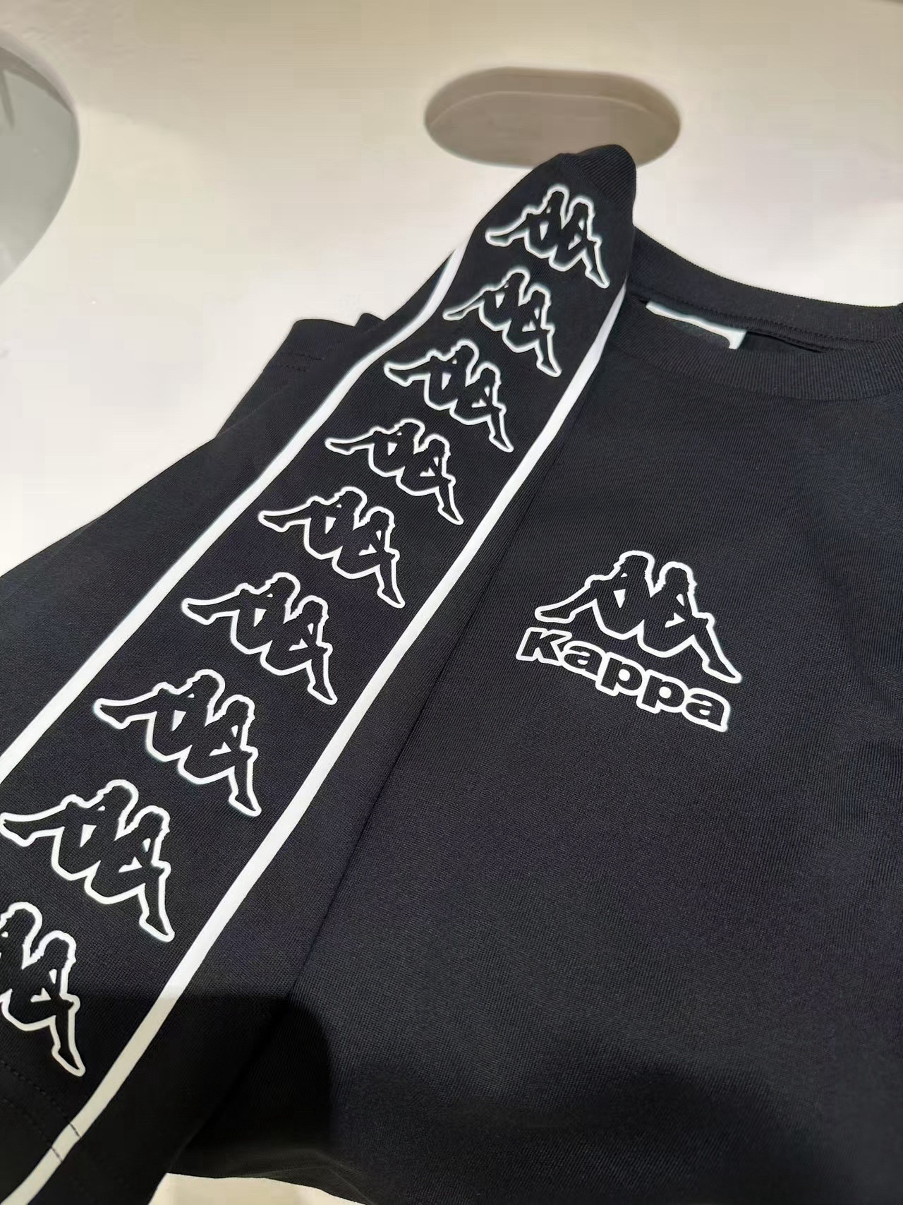 这件kappa圆领运动短袖好好看
黑色的黑显瘦呢
肩膀logo设计好特别
