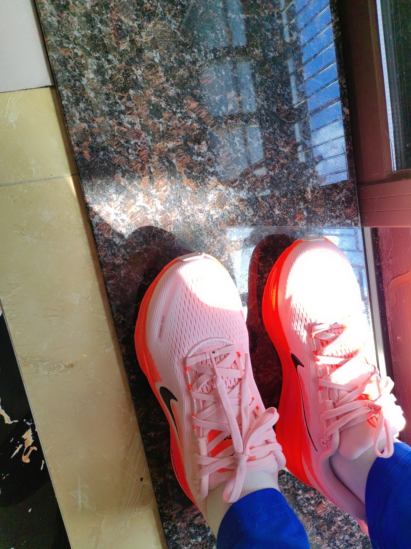 custom review-Nike Vomero 18 Slip-Resistant Дышащий И Поддерживающий Низкий Топ Повседневные Кроссовки для Бега на Дистанцию Женские Красный Черный