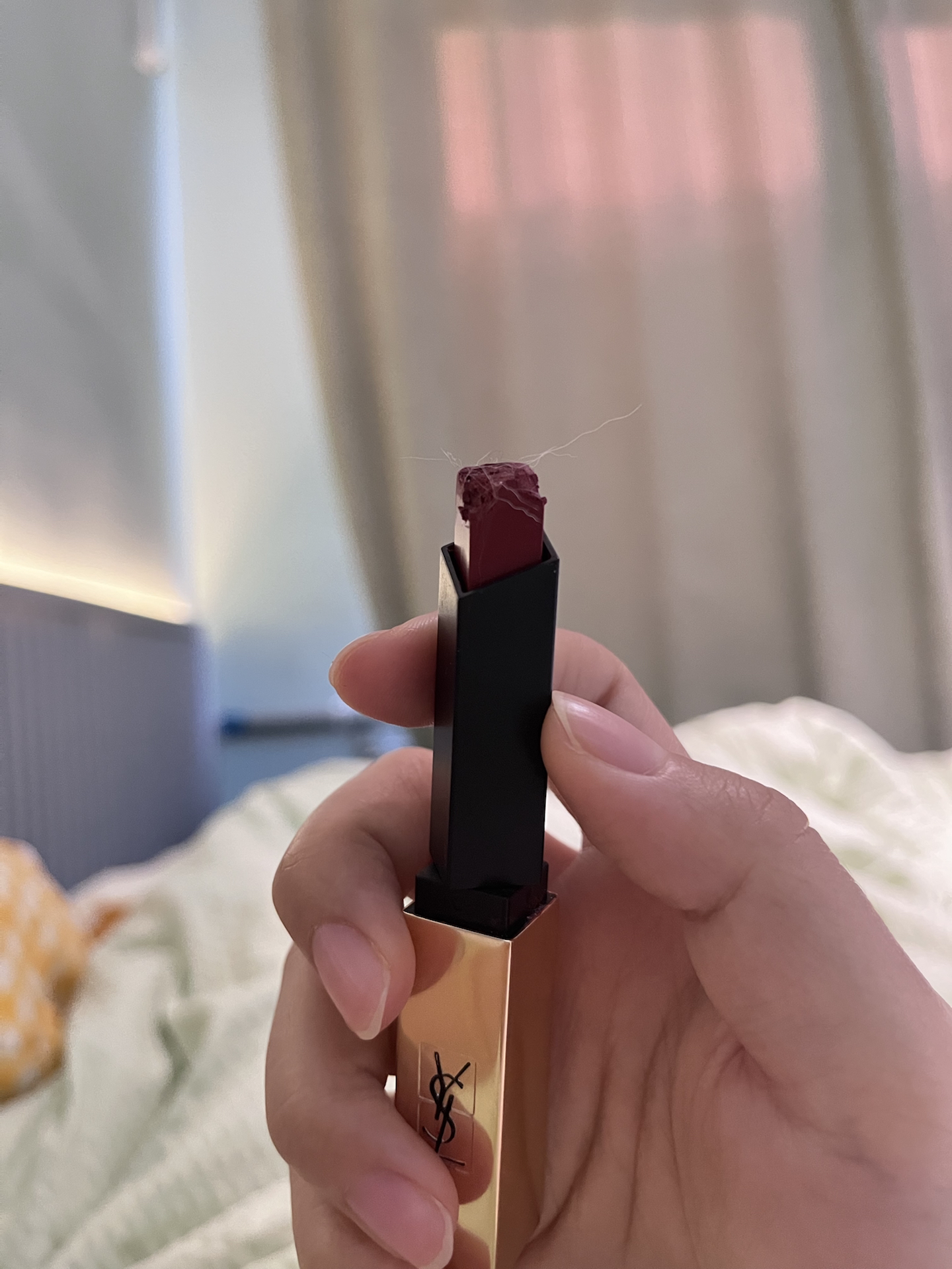 被猫啃坏了的口红