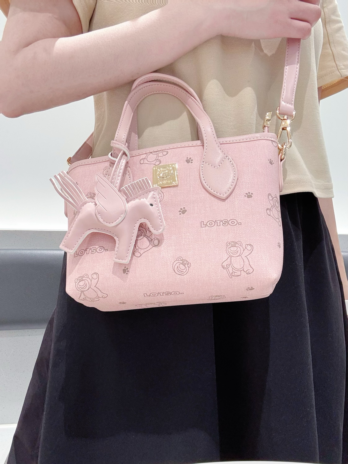 谁懂!草莓熊联名包包 戳中少女心💘