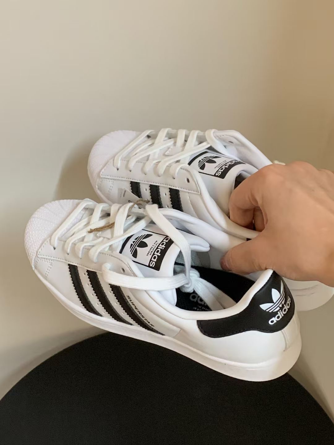adidas黑白贝壳鞋