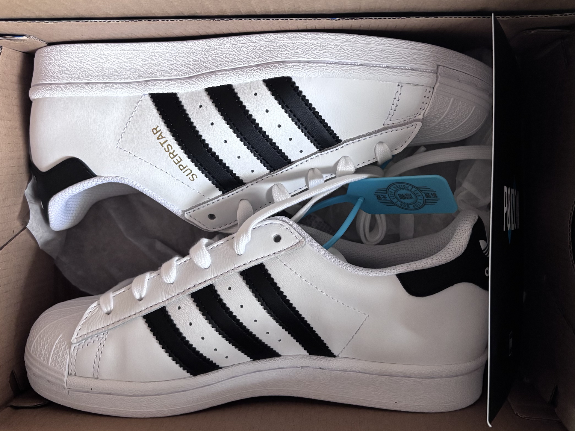 经典白色贝壳头阿迪达斯