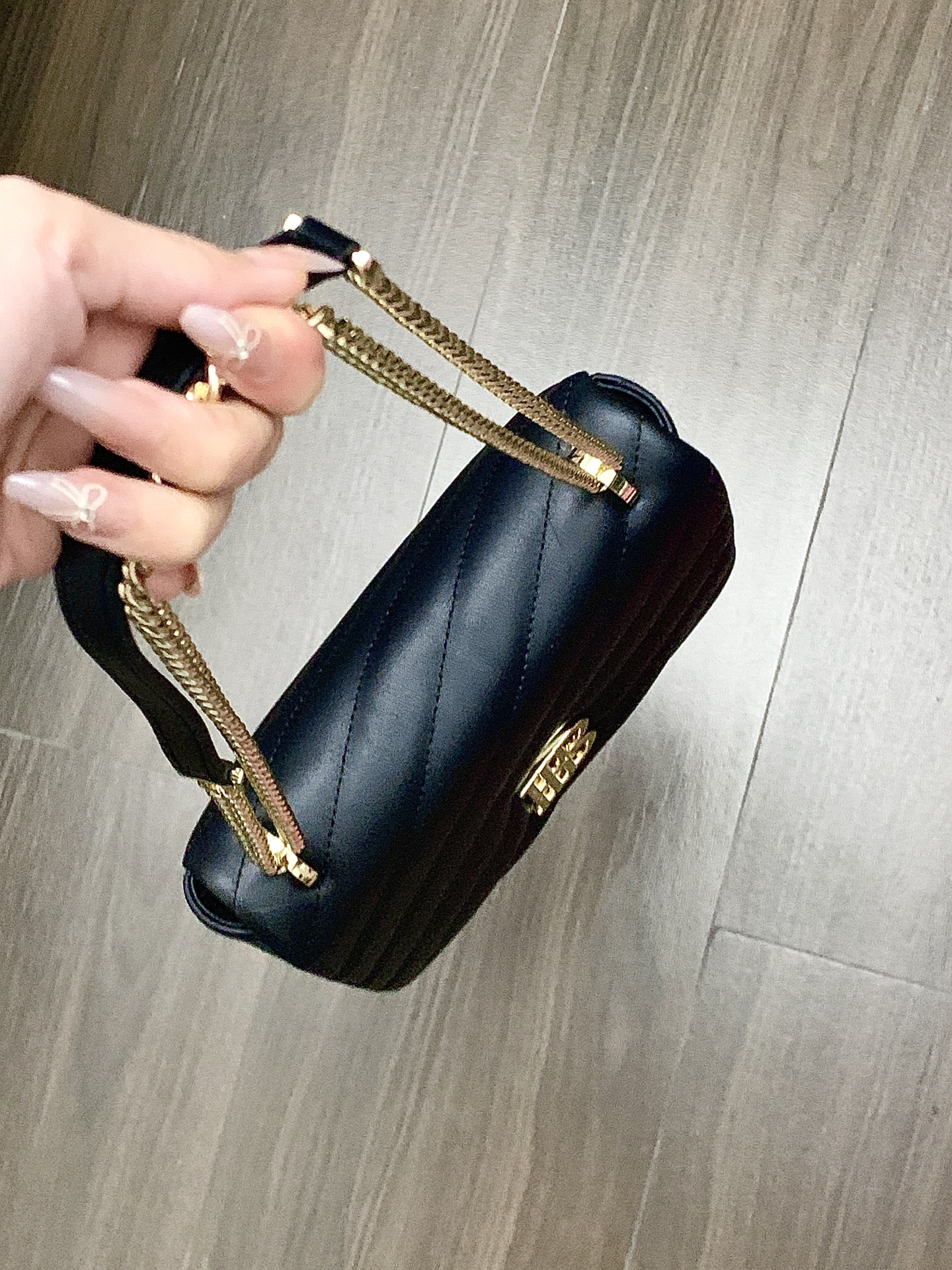 谁懂啊!这只黑金小方包的真的绝美