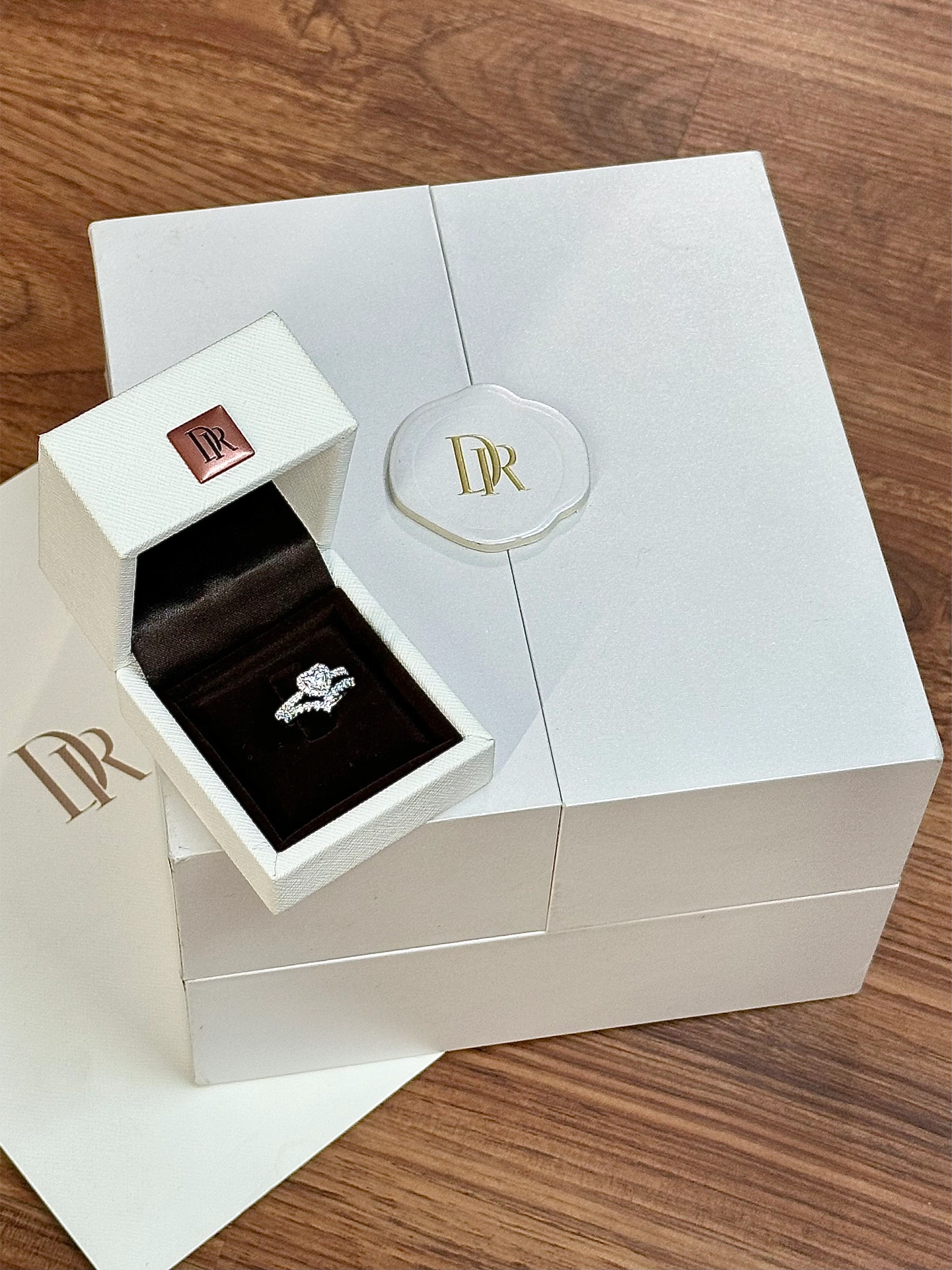 我的22岁.戴dr钻戒会不会太高调了?