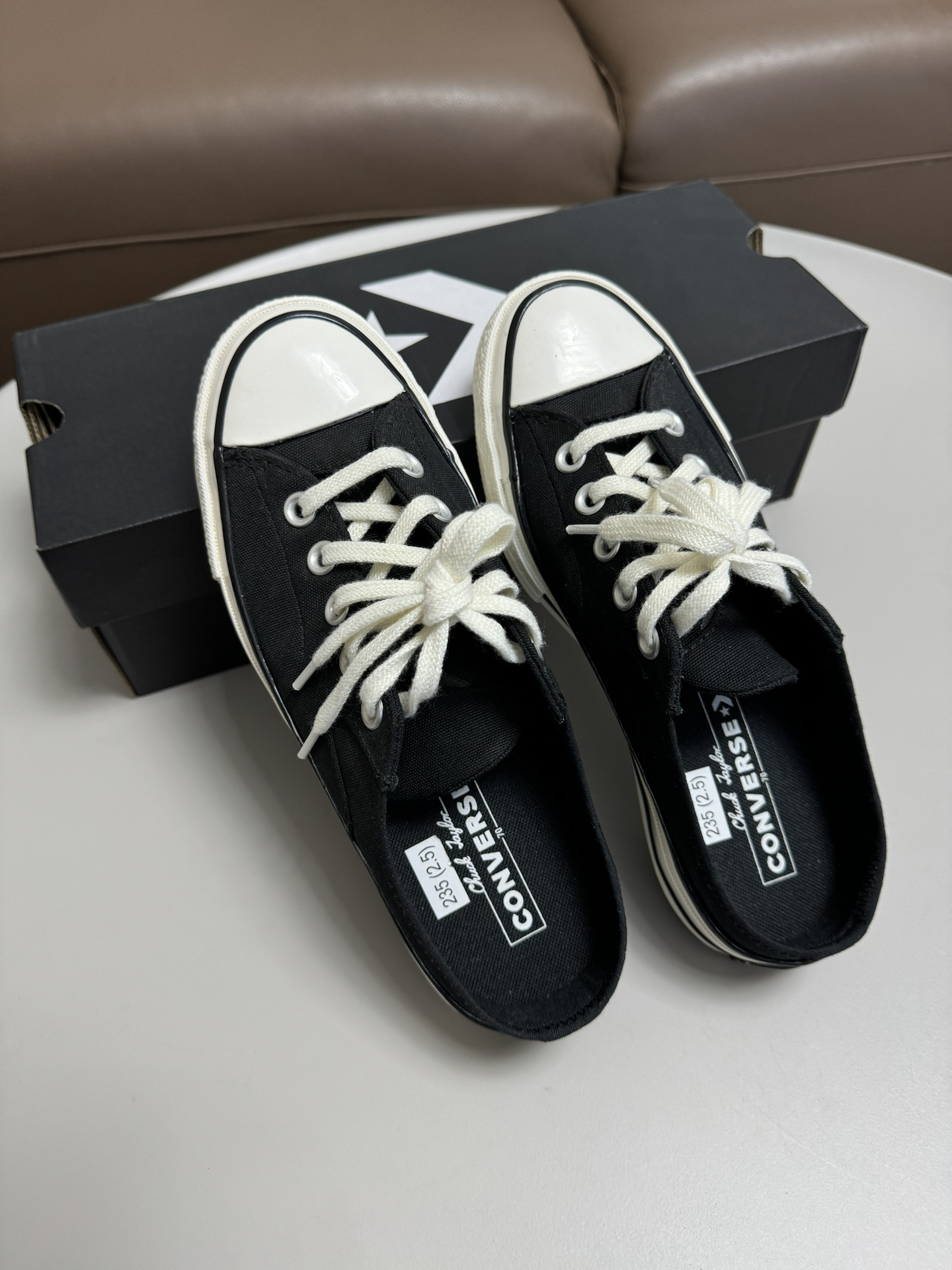 匡威经典黑白帆布鞋,简约系带设计,上脚舒适又百搭,轻松拿捏休闲氛围