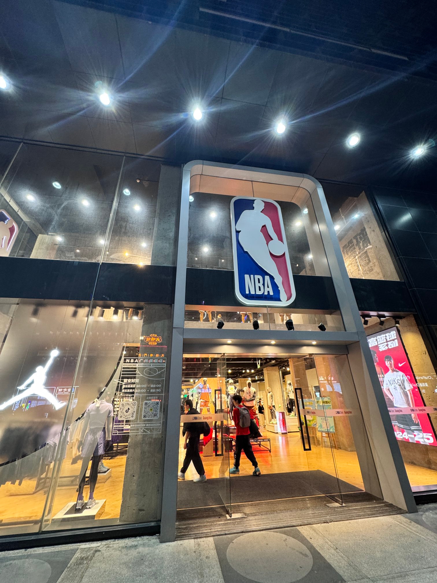 nba广州旗舰店觉得还不错呢,大家有机会来广州看看吧