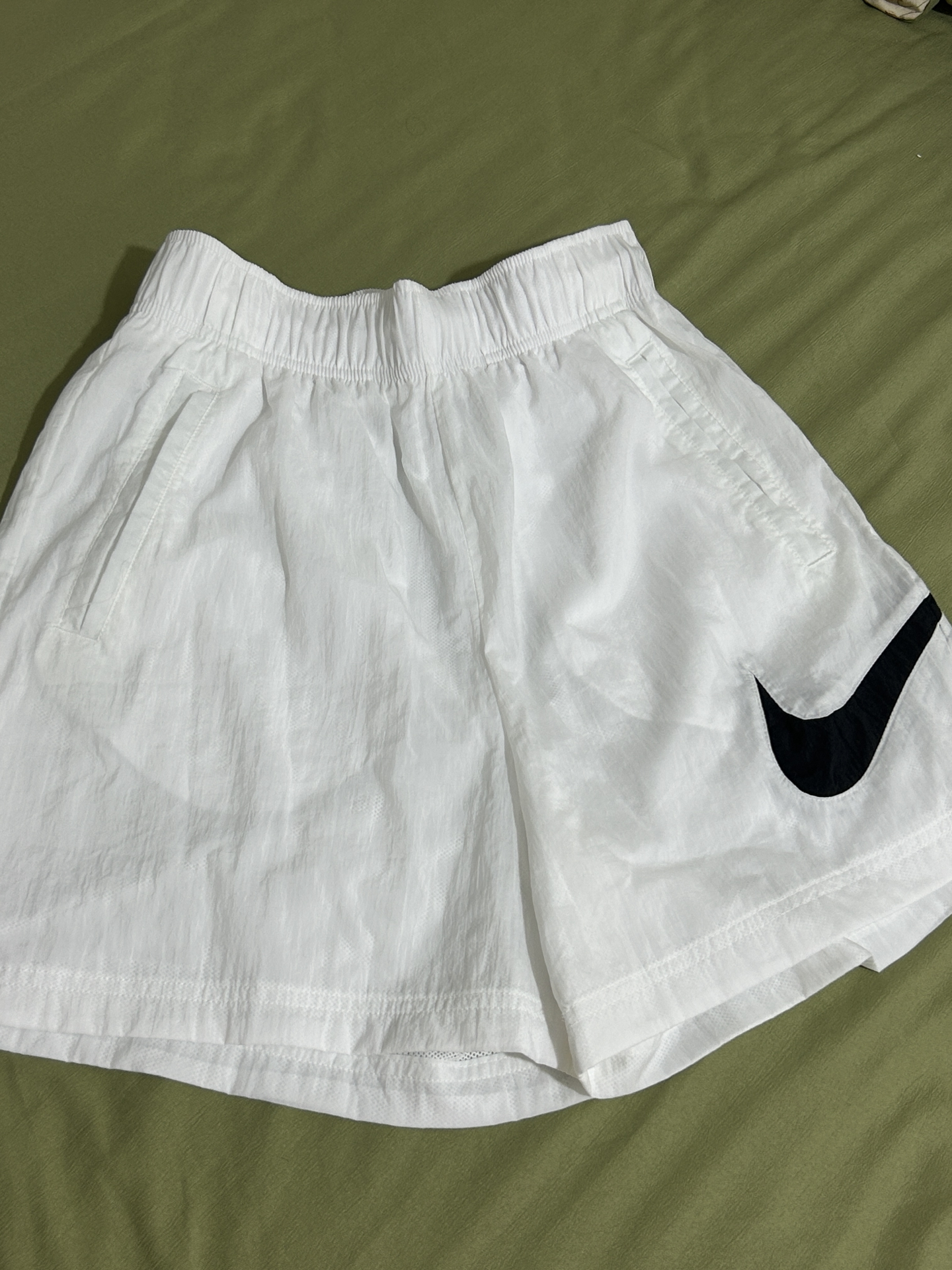 耐克这条白短裤封神了!运动休闲都能搭