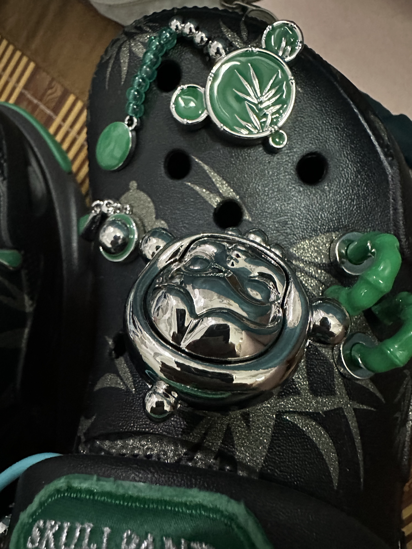 custom review-SKULLPANDA x Crocs Ink Night Bamboo Forest Sabo Unisex Black SKULLPANDA x Crocs Ink Night Bamboo Forest Sabo Унисекс Черный