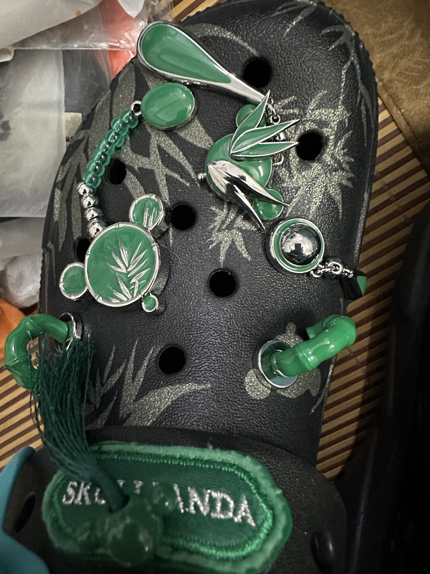 custom review-SKULLPANDA x Crocs Ink Night Bamboo Forest Sabo Unisex Black SKULLPANDA x Crocs Ink Night Bamboo Forest Sabo Унисекс Черный