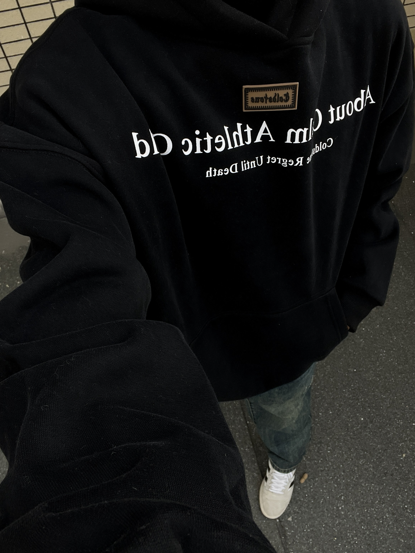 冬季简约卫衣怎么选!这件字母连帽百搭黑卫衣 穿上真的帅!