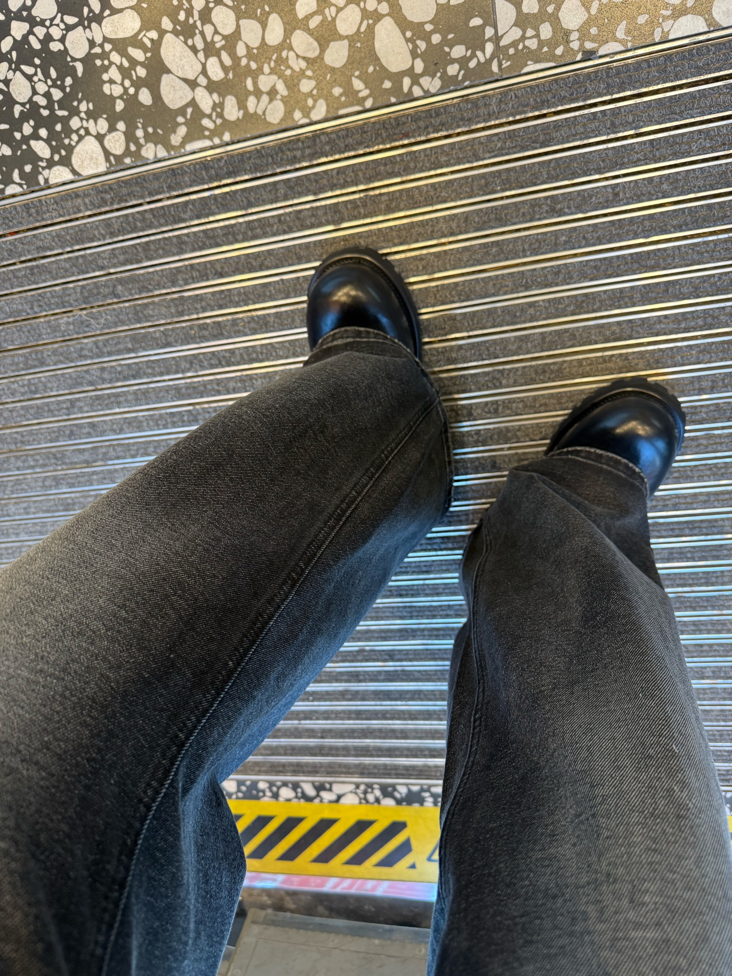 日常穿搭直筒休闲牛仔裤非常显腿长德比皮鞋脚感非常好非常帅气