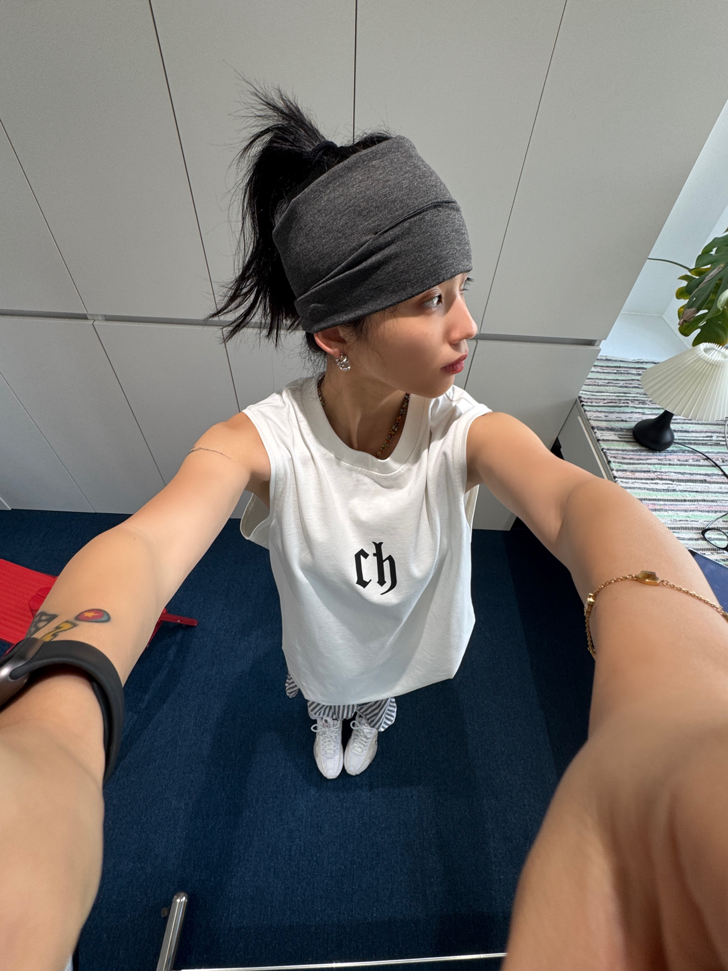 ch白背心+黑瑜伽裤=清爽少年感拿捏???
腰间绑蓝条纹衬衫秒