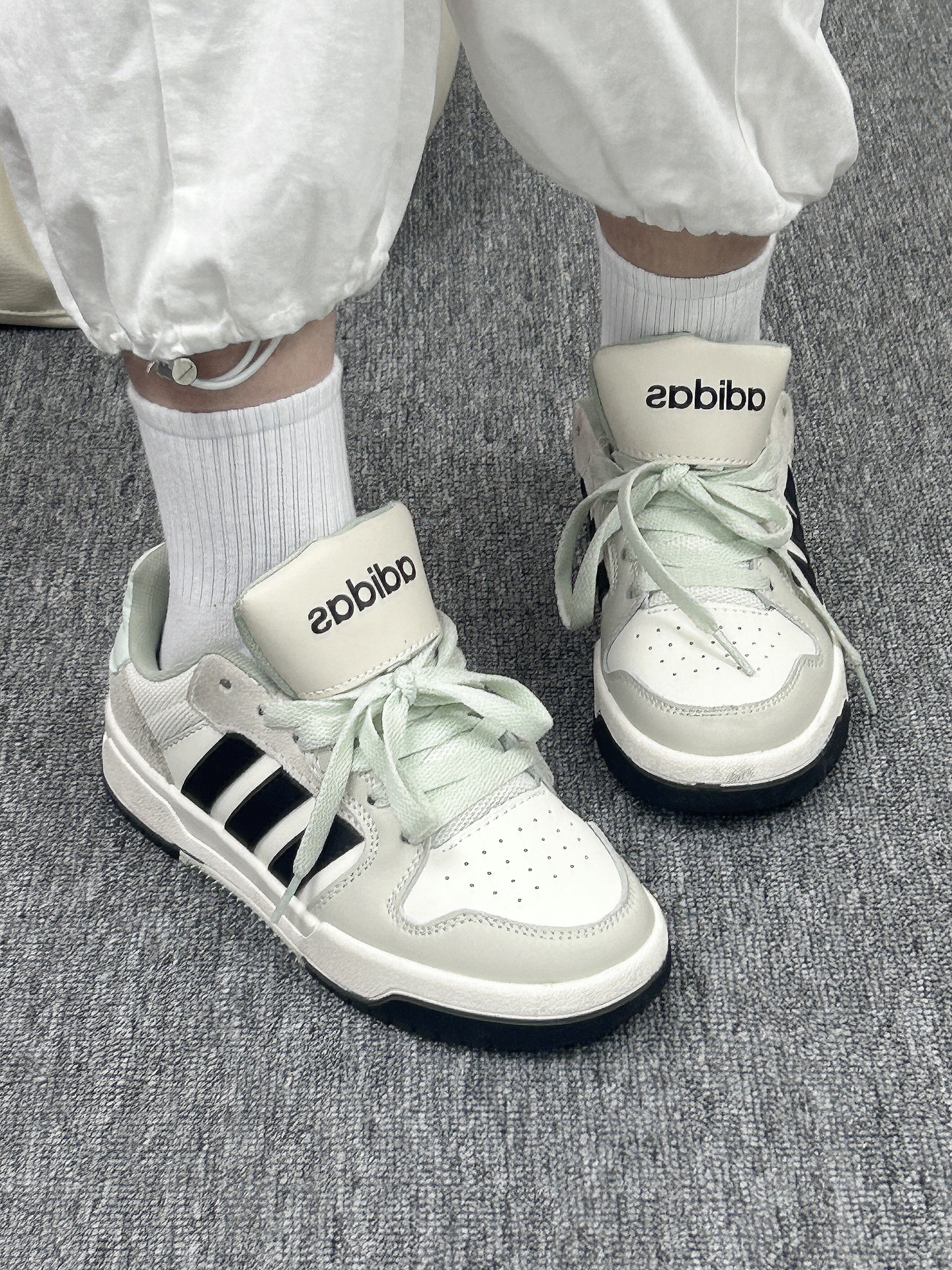 adidas黑尾neo搭配白袜子好好看啊!