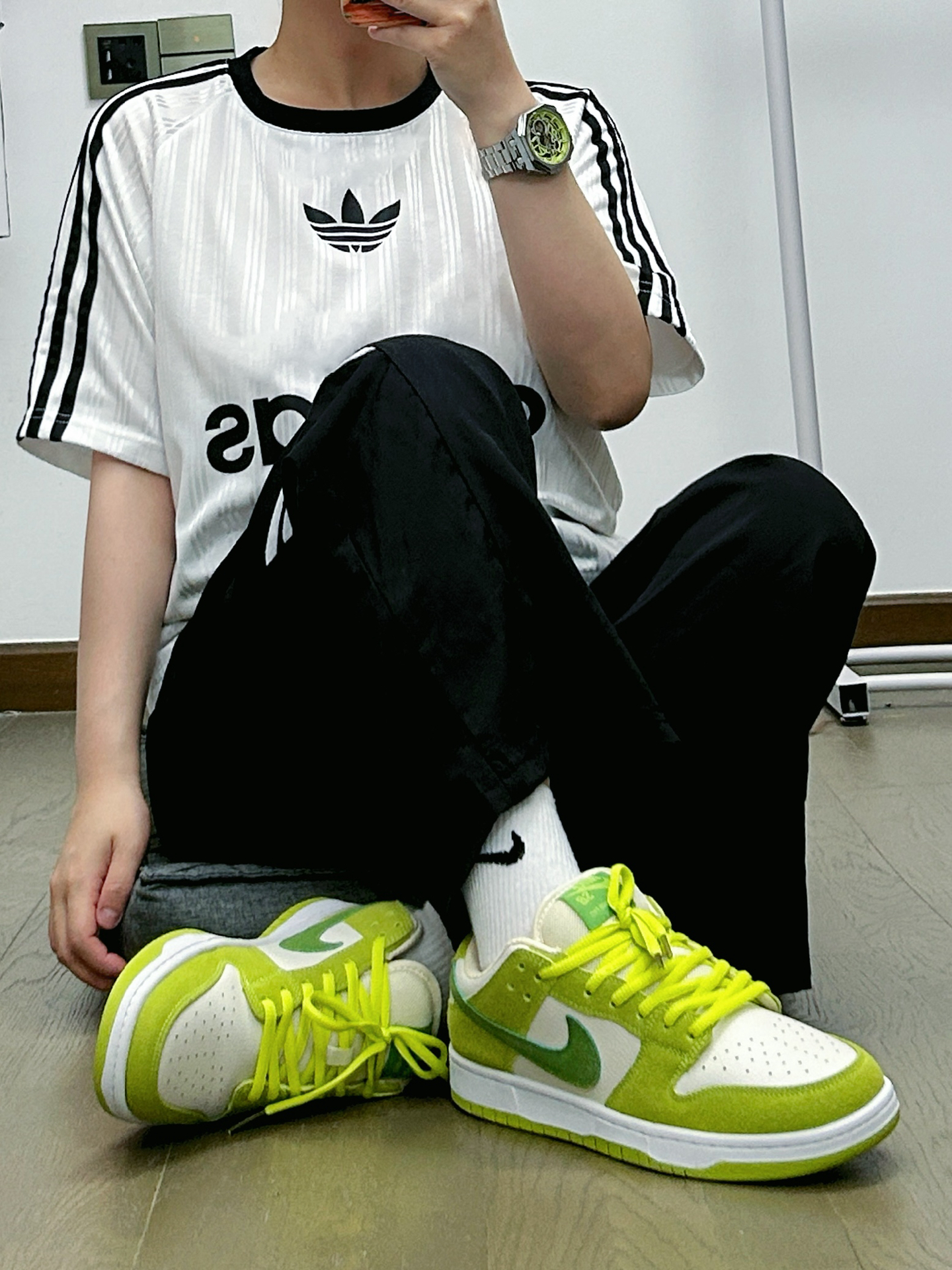 白色阿迪球衣搭配钢带表嘎嘎酷