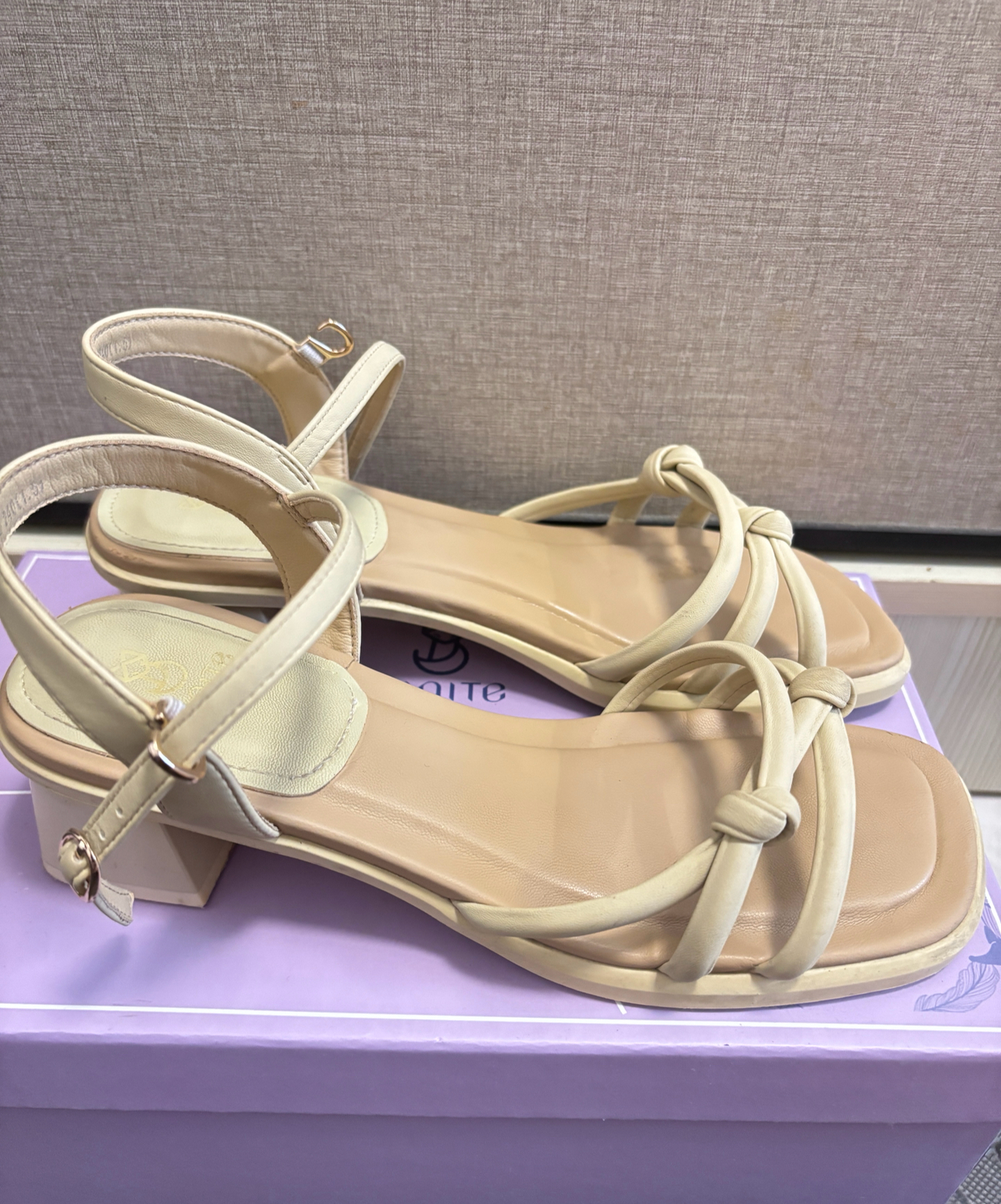 米白色绑带凉鞋 舒适又百搭🌟