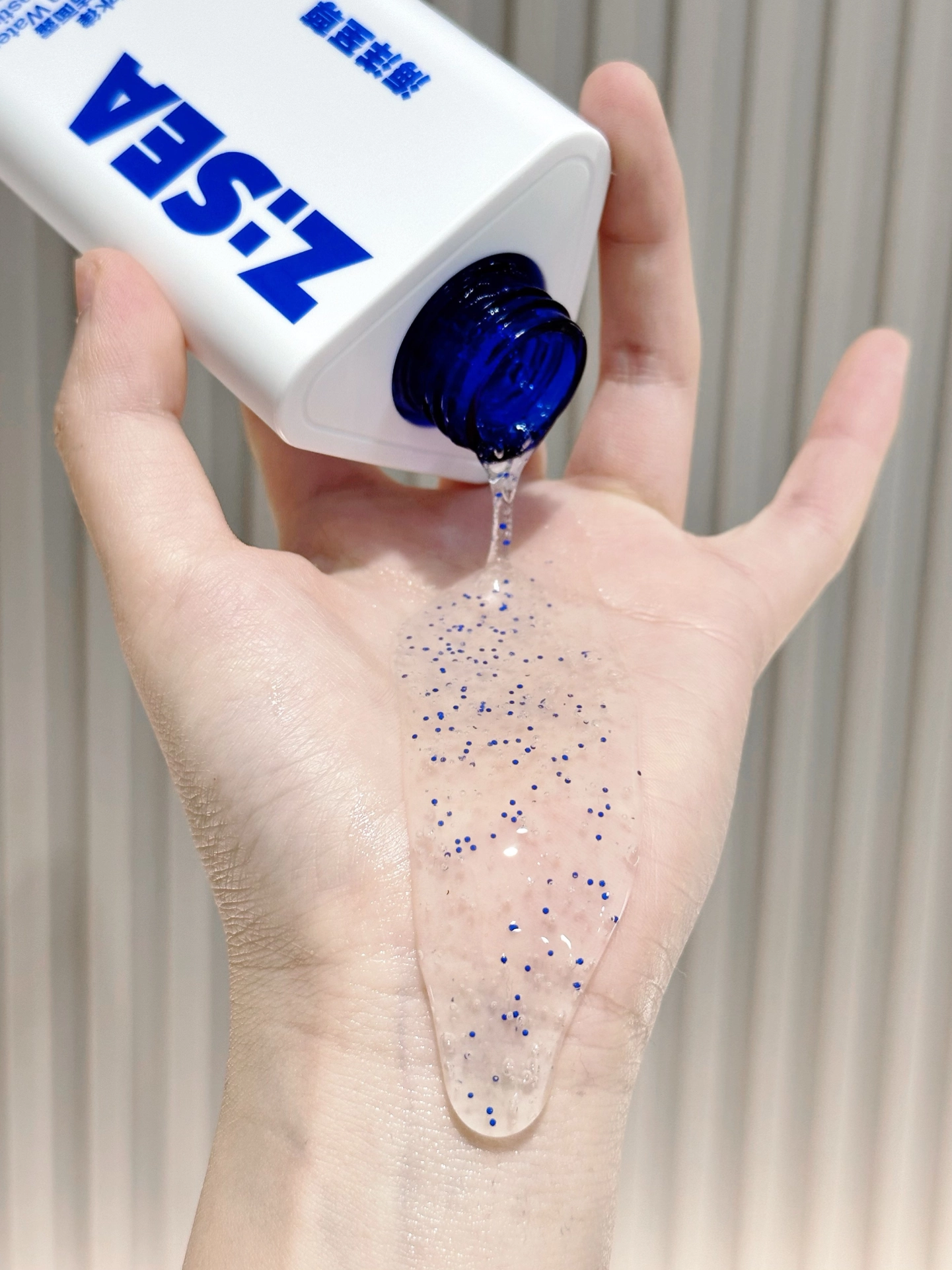 有这个海洋至尊的三棱镜洁面
挤出来质地亮亮的
满满的蓝色水杨酸颗粒