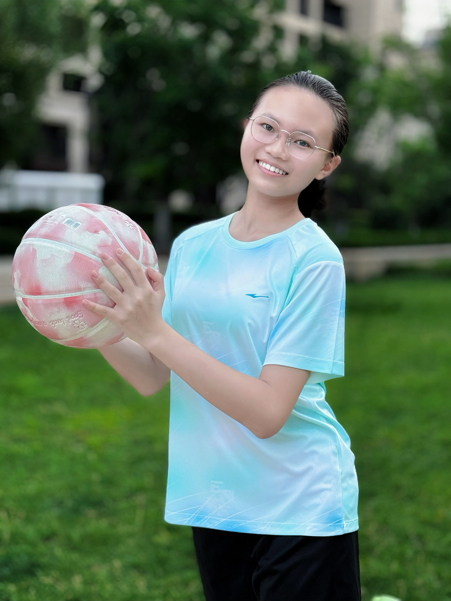 清爽又带活力感,搭黑短裤 运动鞋,球场穿