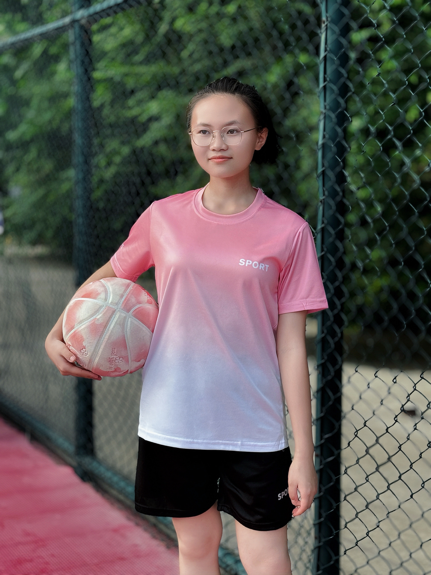 放假打球穿这套,粉白渐变运动装,青春感拿捏🏀