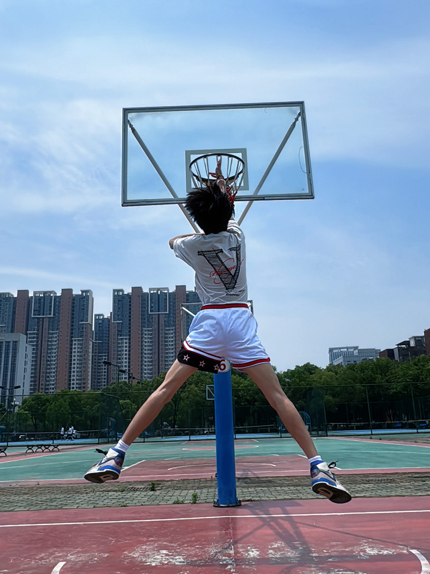 黑红拼接的篮球运动短裤
亮点在于短裤上面的图案都