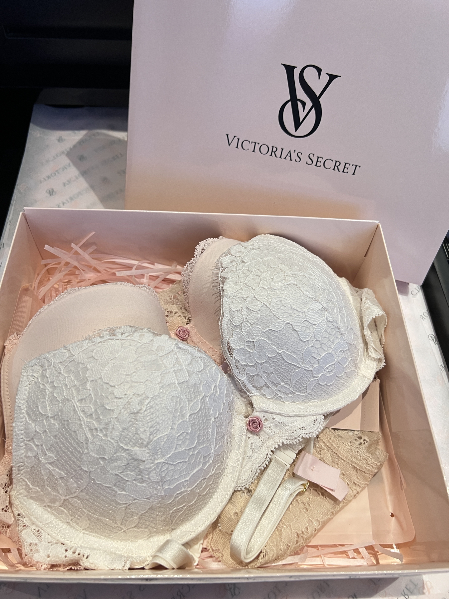 维密 | 白色蕾丝聚拢文胸,好看又好穿