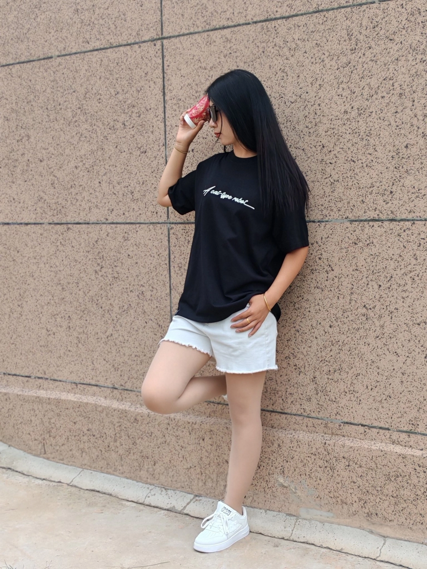 ootd
夏天这么穿,简单又好看!黑t 白短裤 小白鞋!