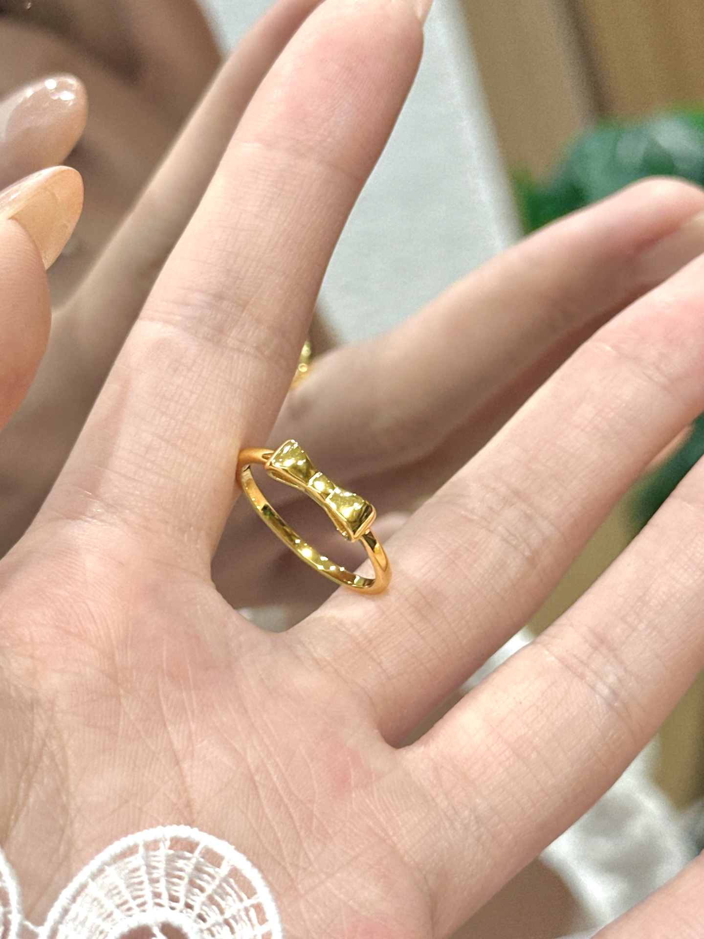 0.7g的蝴蝶结黄金戒指戴上原来这么好看呀🥹