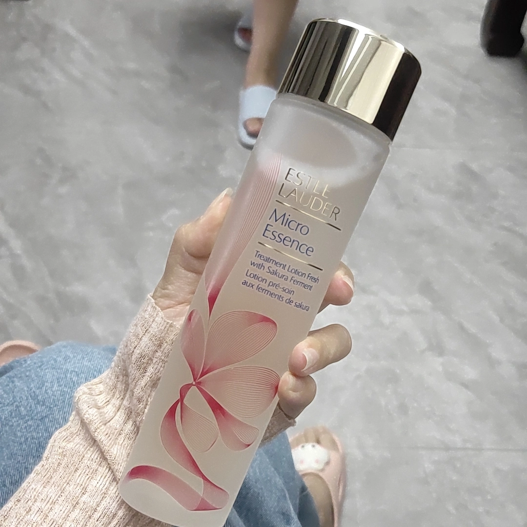 雅诗兰黛樱花爽肤水