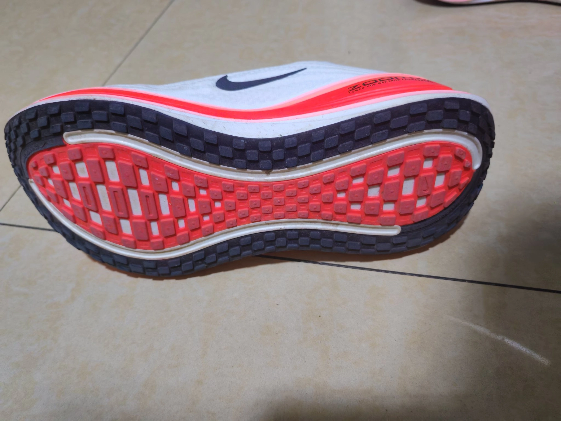 custom review-Nike Vomero Plus Slip-resistant Abrasion-resistant Low Top Casual Marathon Racing Men's White Red Найк Вомеро Плюс Противоскользящий Устойчивый к истиранию Низкий Топ Повседневный Марафон Гонка Беговые кроссовки Мужской Белый Красный