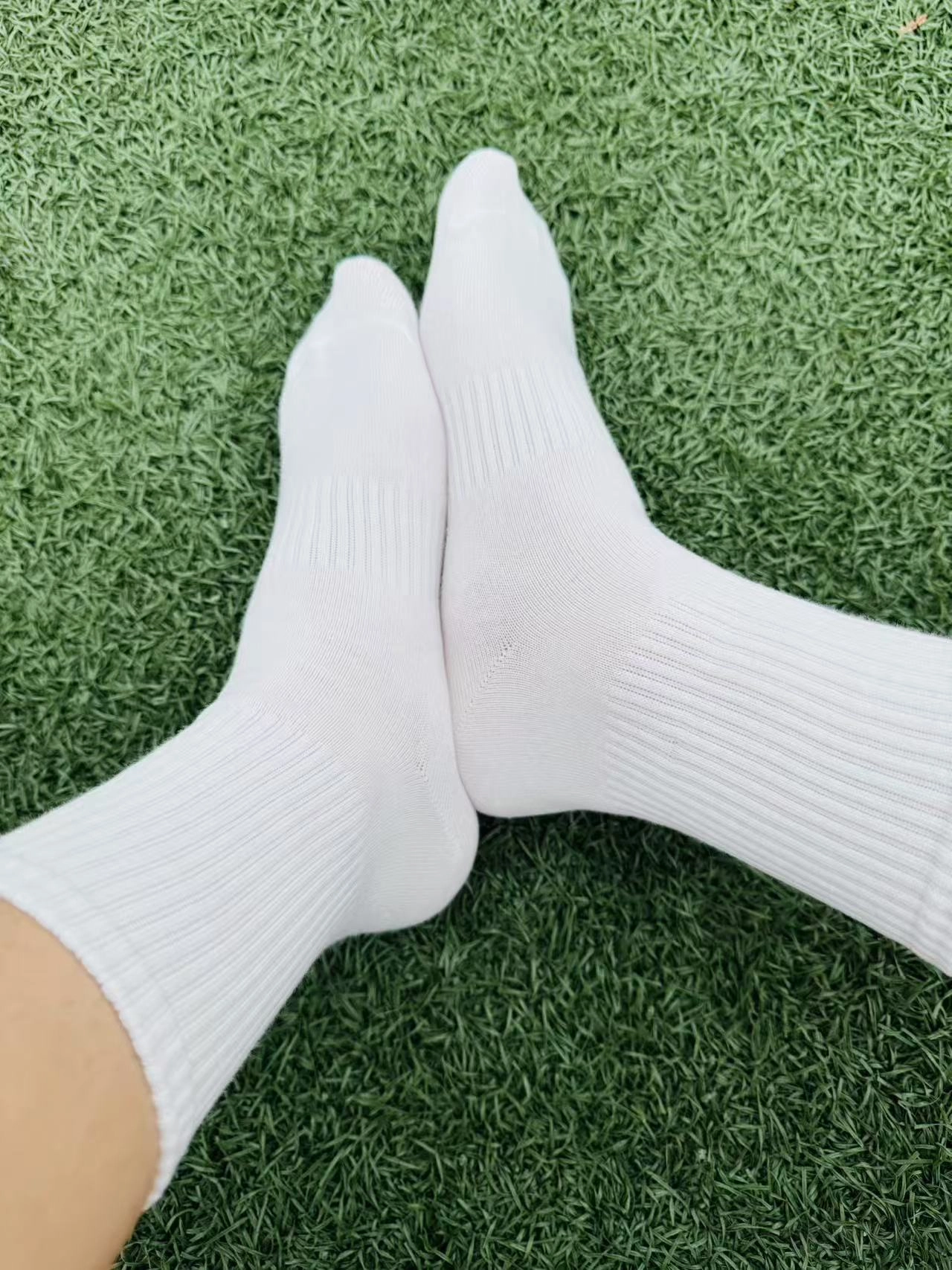 这款就是#moremoli 家的运动吸汗中筒白袜😊
这款袜子的透气性很好