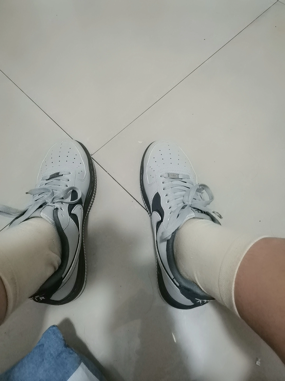 秋天换鞋季,穿上耐克百搭板鞋,搭配上小白袜,感觉自己的穿搭又上了一