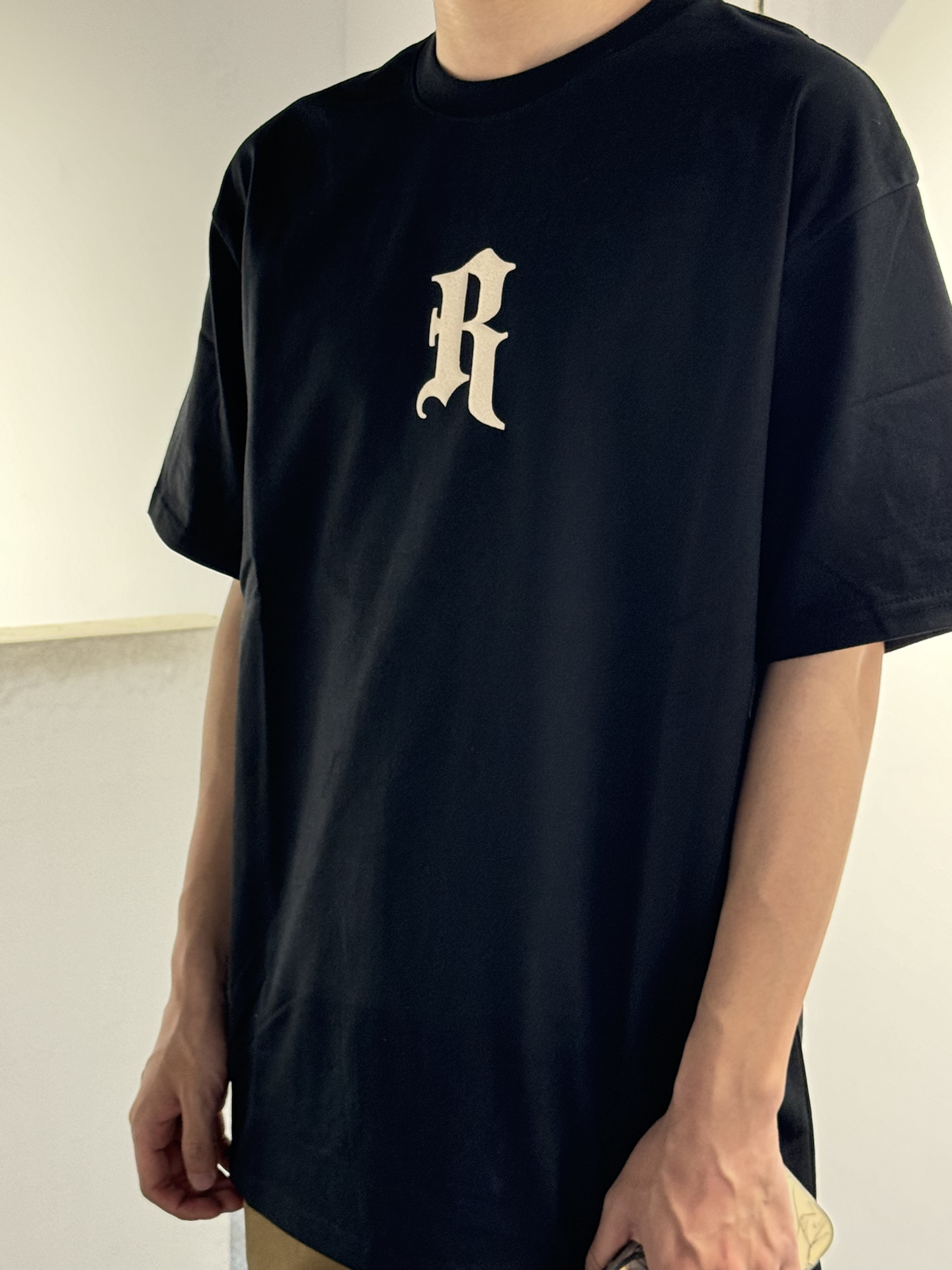 我的天!这款字母印花的t恤也太帅了