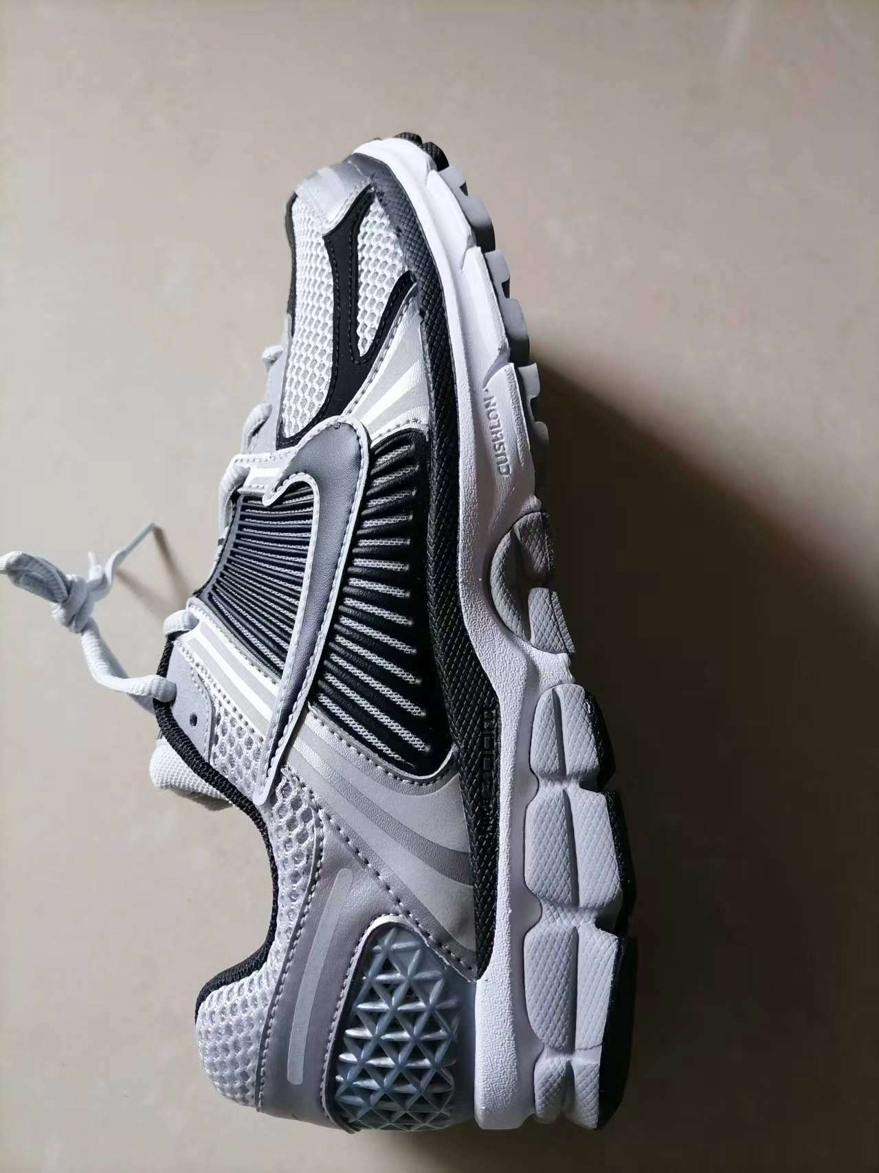 custom review-Nike Air Zoom Vomero 5 Беговые кроссовки Низкий топ Серебряный Черный Мужской