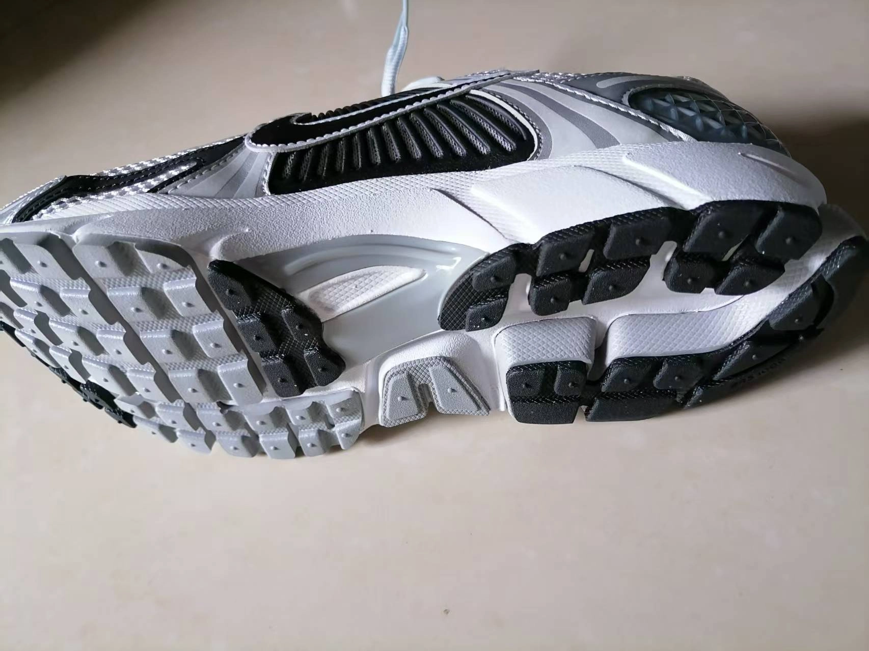 custom review-Nike Air Zoom Vomero 5 Беговые кроссовки Низкий топ Серебряный Черный Мужской