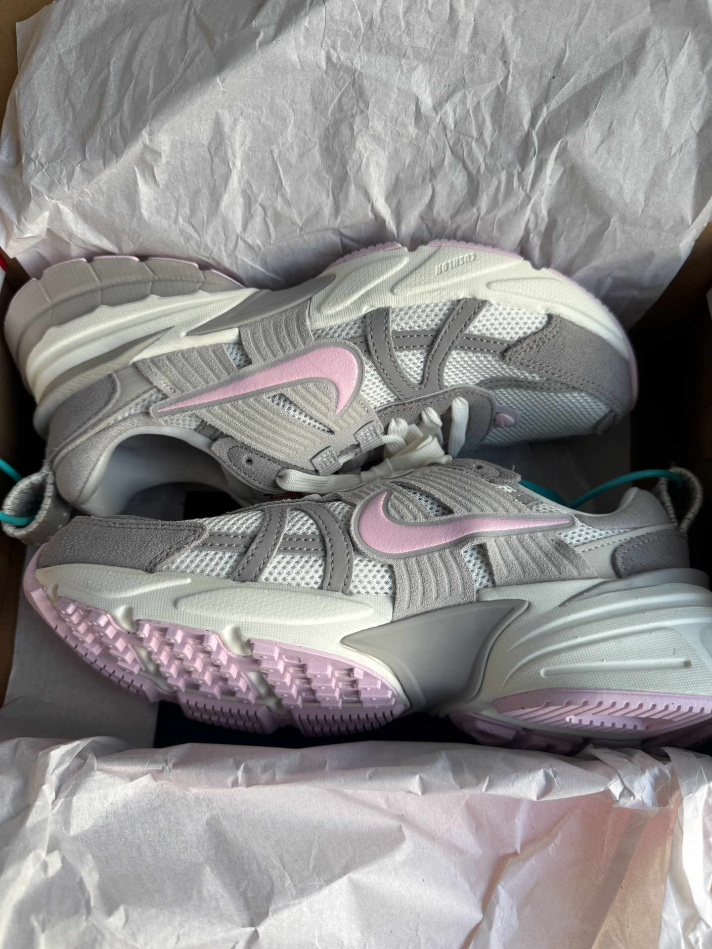 custom review-Nike V2K Run Slip-resistant Abrasion-resistant Low Top Беговые кроссовки Женские Белый Серый Розовый