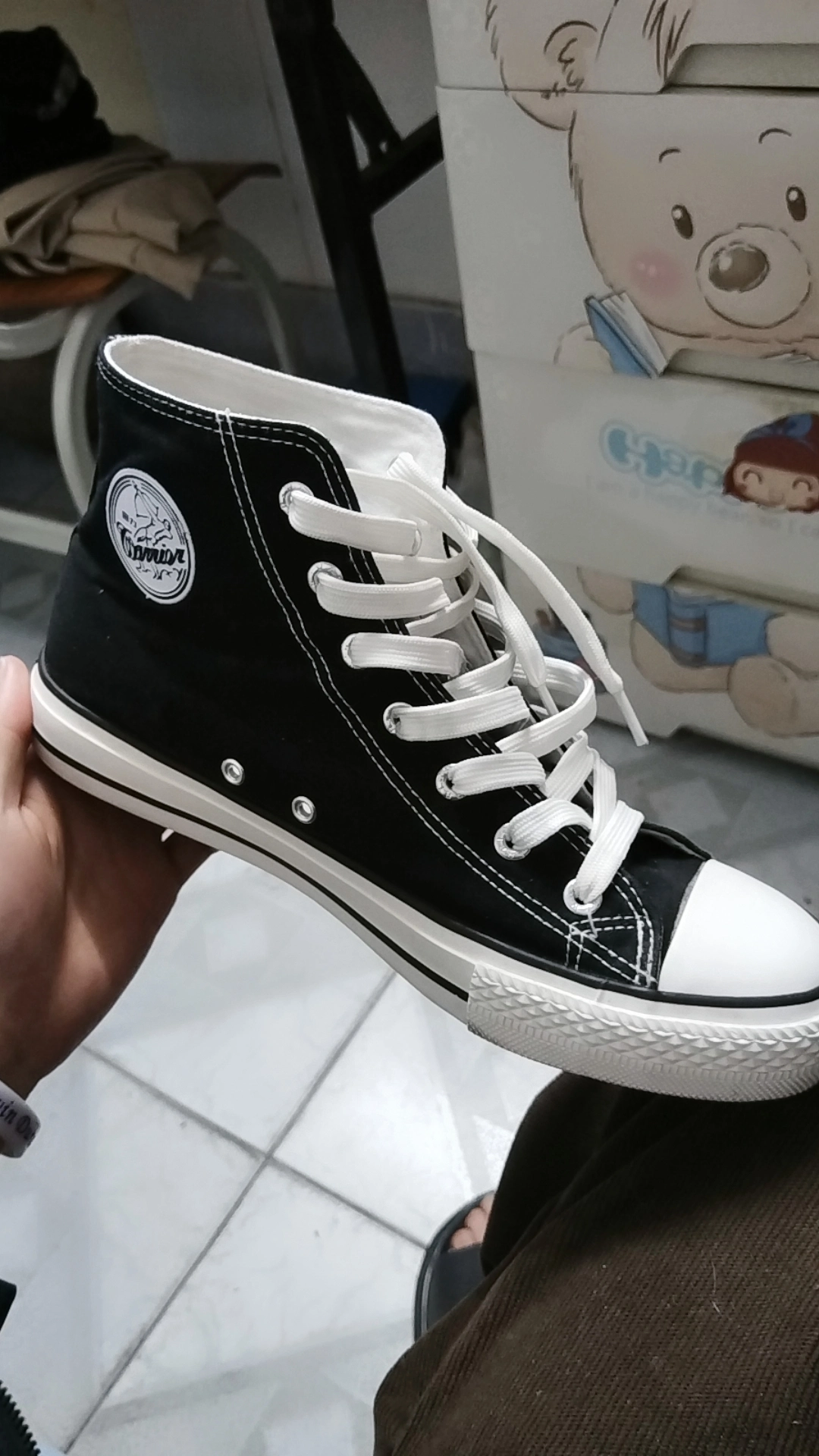 回力1927黑色高帮帆布鞋不仅是一双时尚的鞋子,更是一种文化的象征