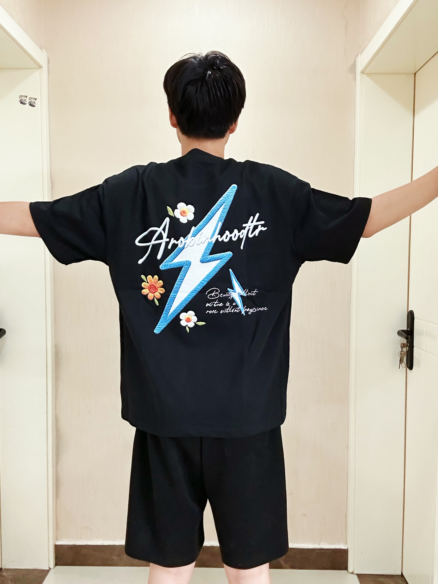 罗宾汉这件t恤背面有闪电花体签名图案挺酷的仿刺绣的手感摸着凹凸