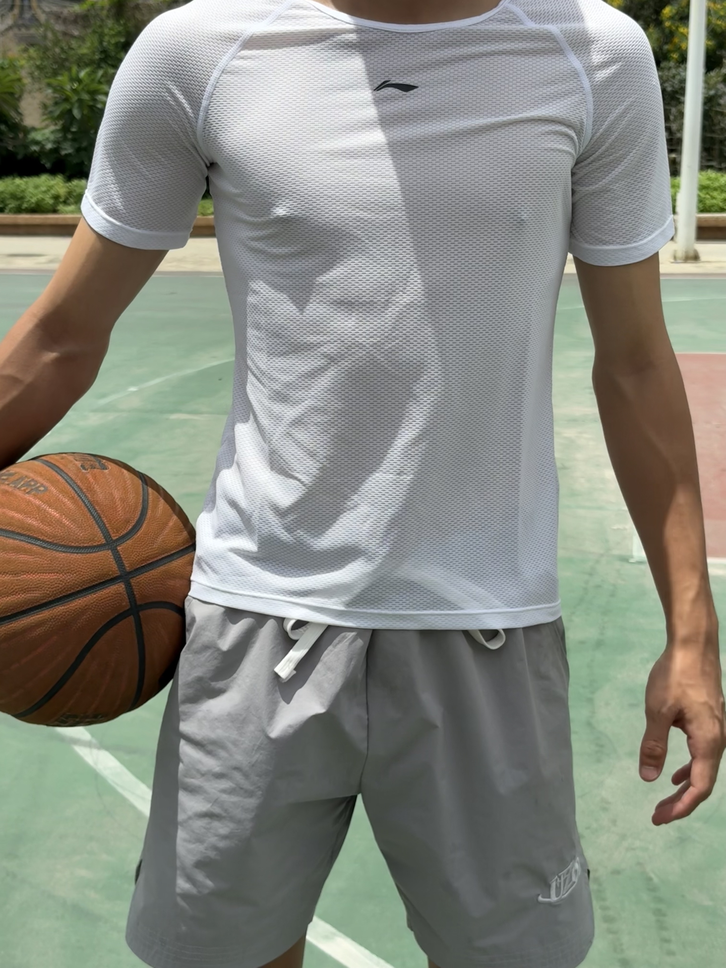 重点是还很吸汗
其次,速干面料,运动