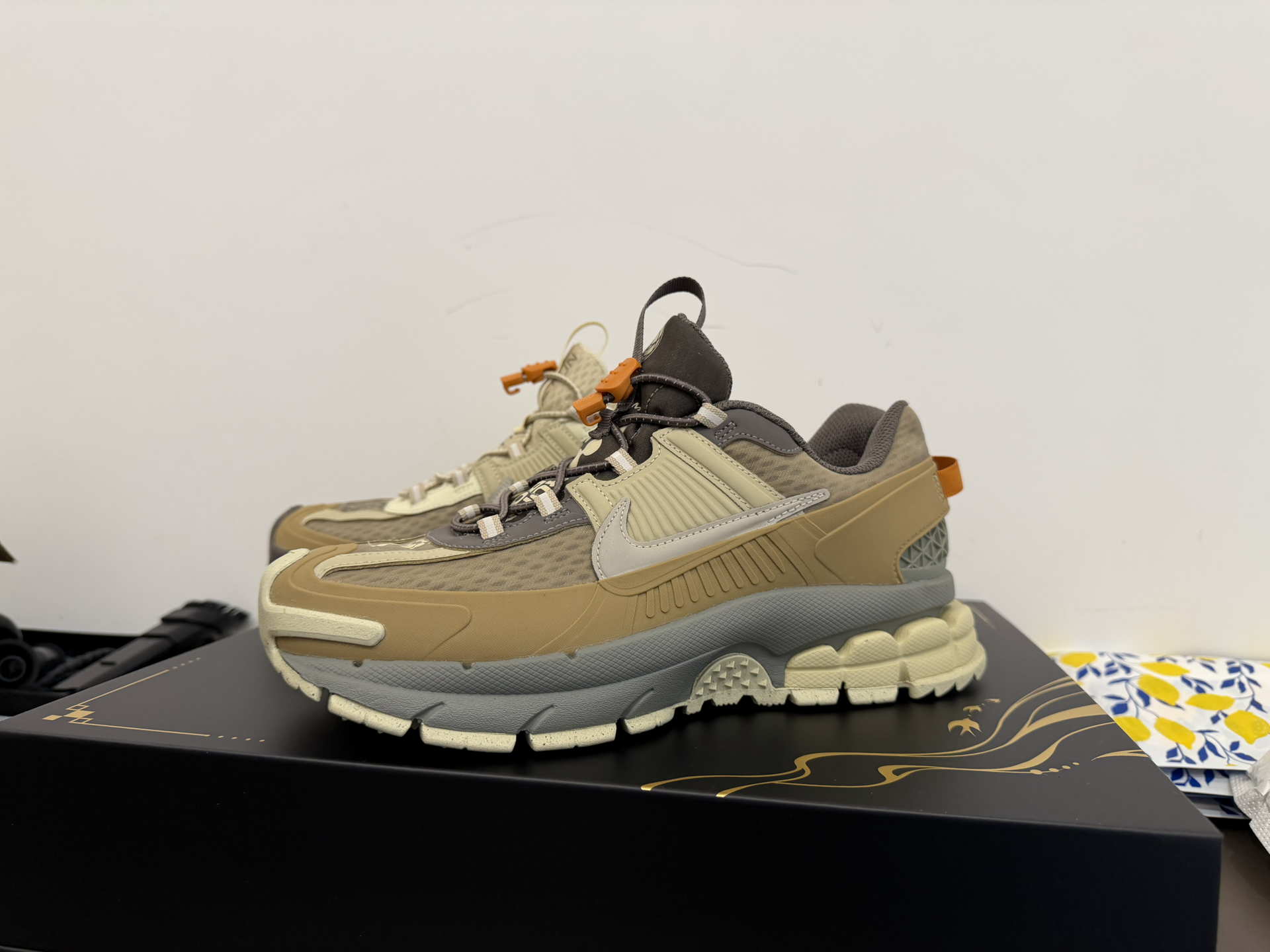 custom review-Nike ZOOM VOMERO ROAM Беговые кроссовки Унисекс Бежево-серый