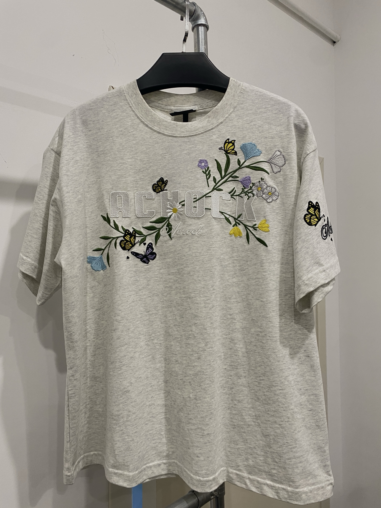 无法拒绝的刺绣花朵元素t恤