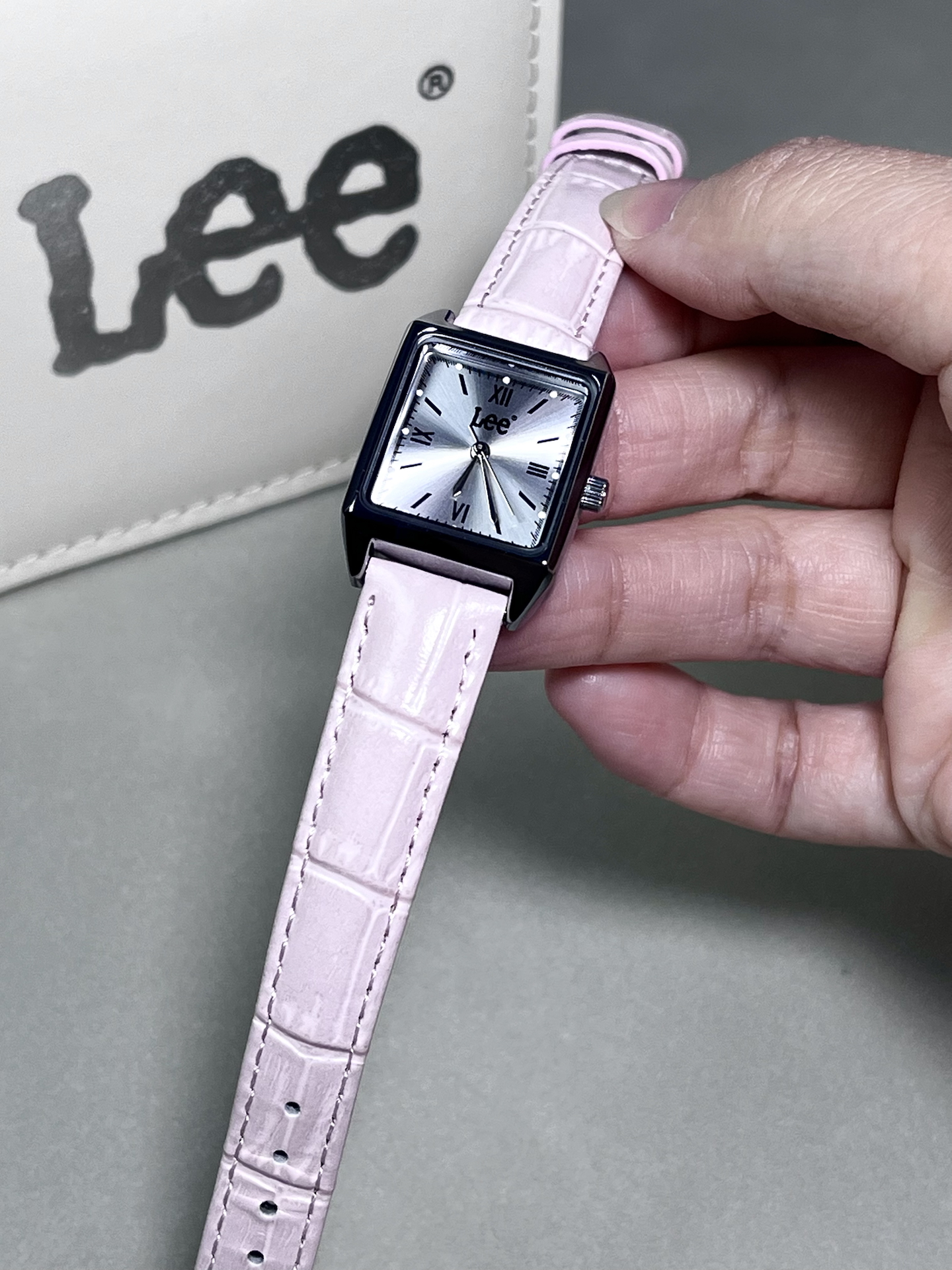 lee介三块小方块手表
看起来好温柔呀
小方块手表hin小巧精致
上手尊