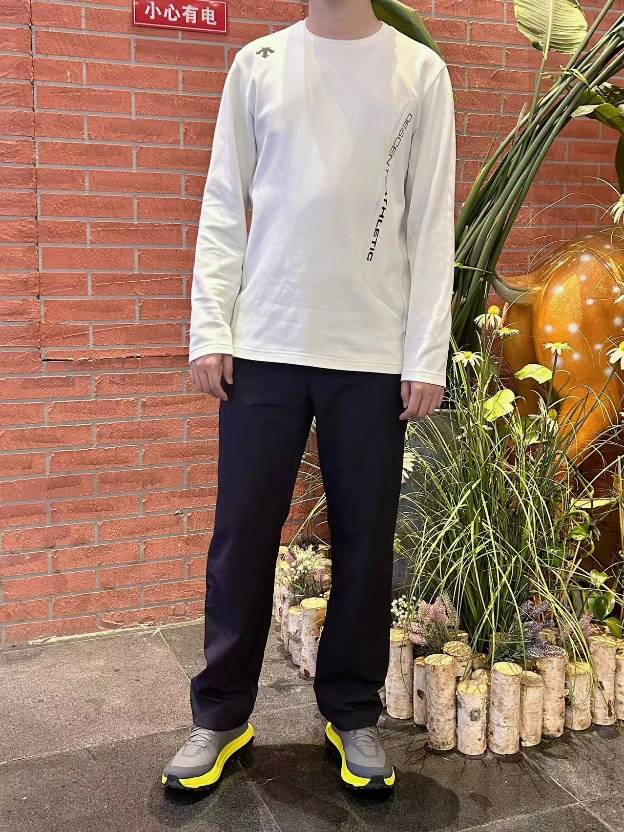 迪桑特休闲白色运动长袖