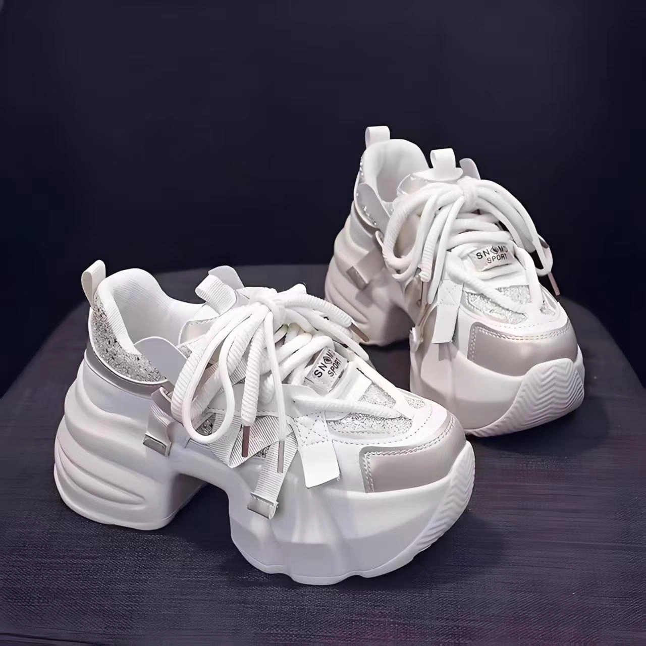 穿上这双老爹鞋,女士的每一步都显得那么稳健而自信